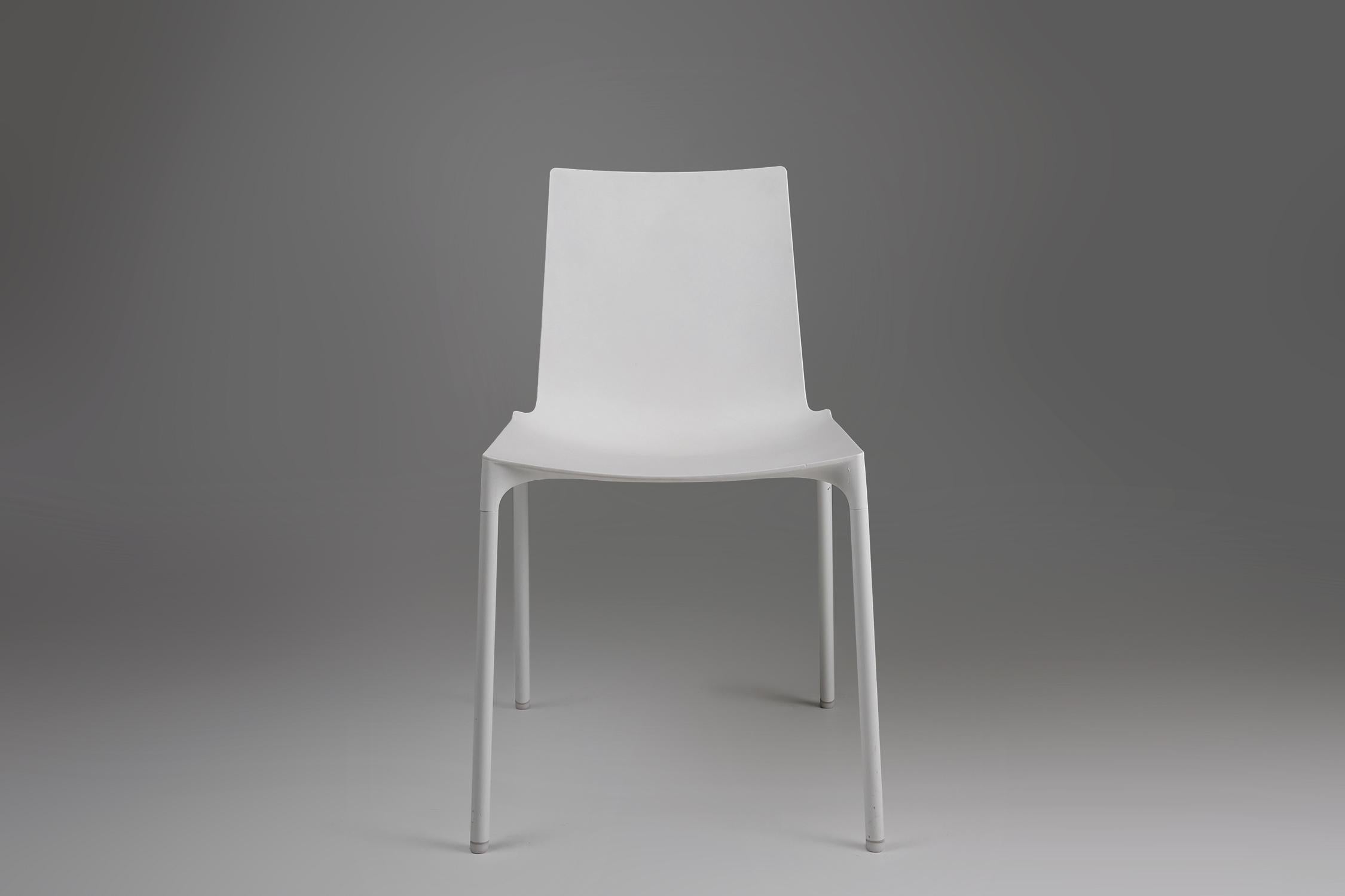 Belgio / 2000 / sedia / plastica / metà secolo / Design

Il design di questa sedia bianca armonizza proprietà apparentemente contraddittorie: da un lato l'aspetto fragile e leggero, dall'altro la struttura robusta e portante. La parte superiore del