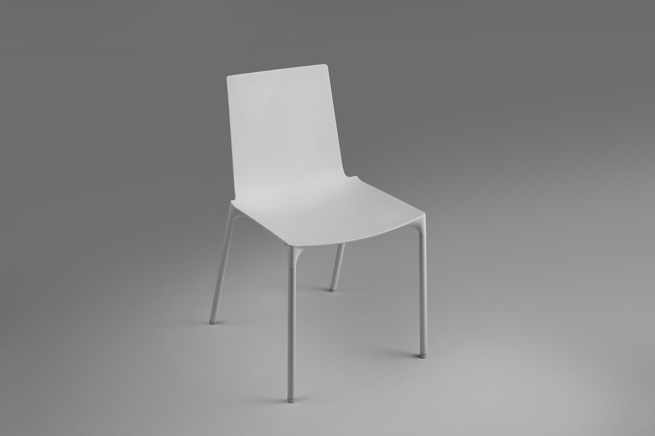 XXI secolo e contemporaneo Sedia elegante di design bianca del 21° secolo, Belgio in vendita