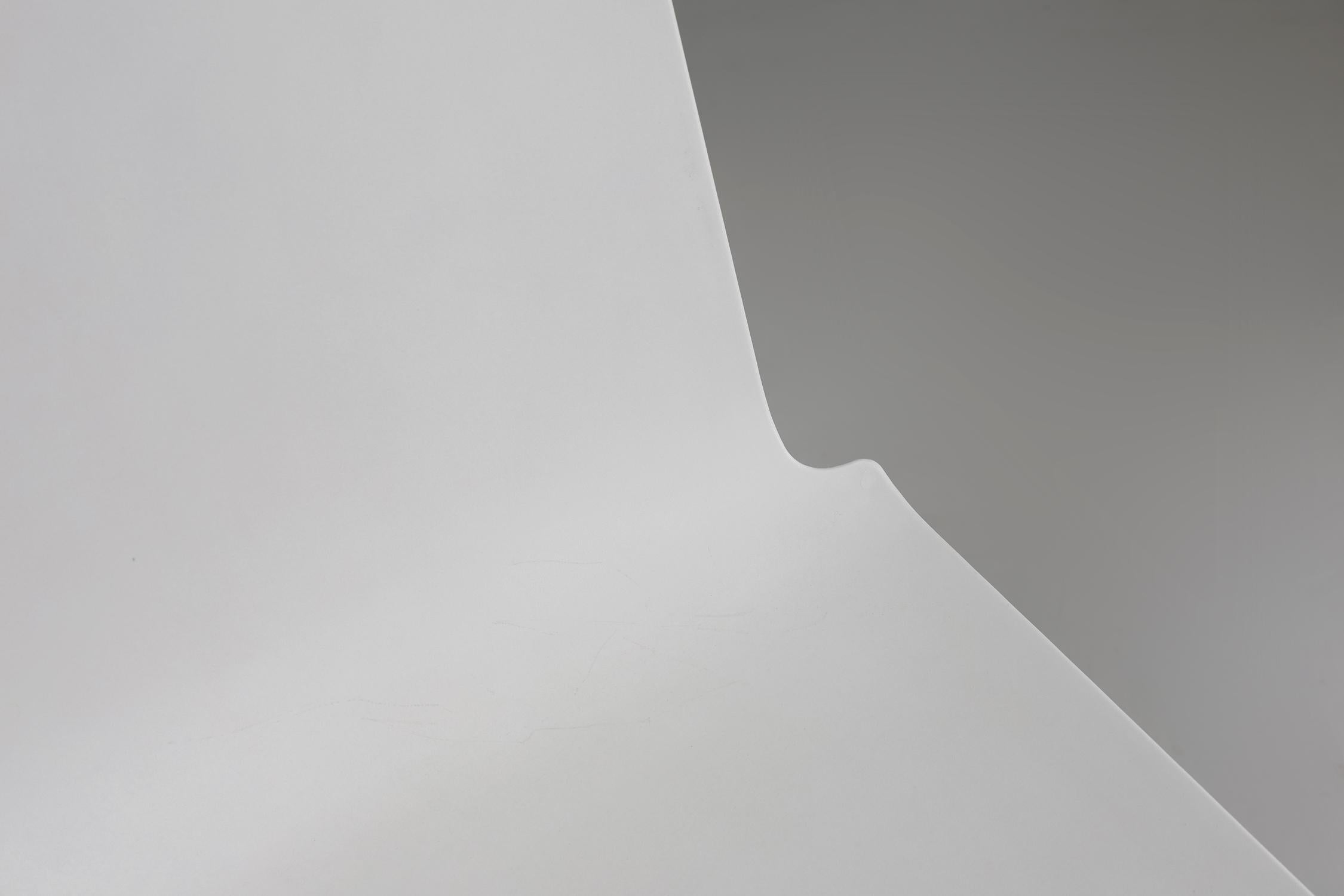Plastica Sedia elegante di design bianca del 21° secolo, Belgio in vendita