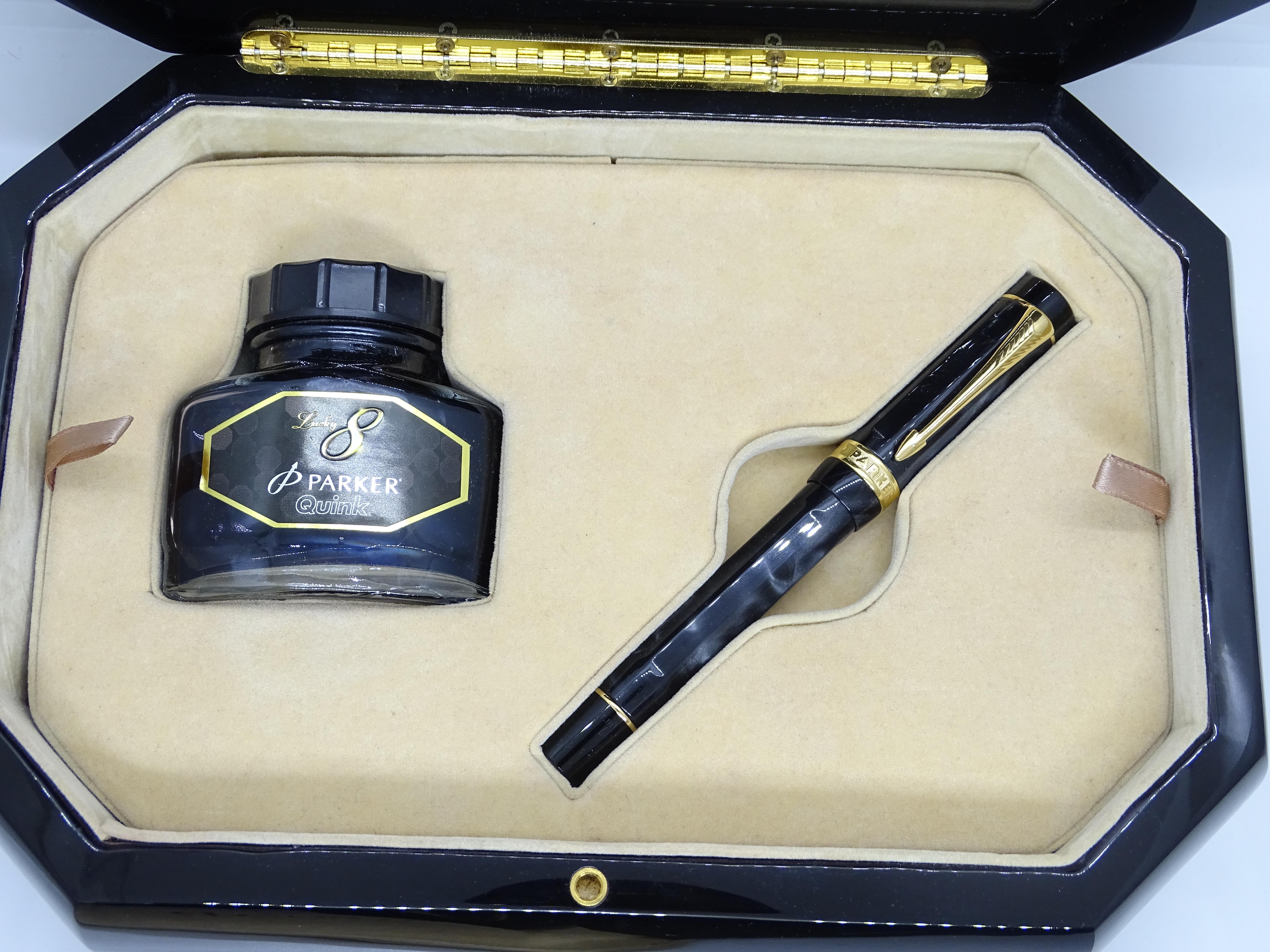 21st century England Parker Black Pen gold  inkell  box Lucky 8 5