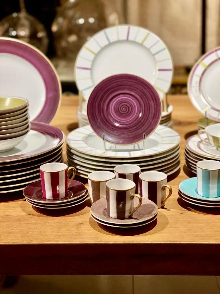 Realizzate esclusivamente in porcellana di Limoges, le collezioni di Marie Daâge sono tra le ultime ad essere dipinte interamente a mano in diversi colori. Tutti provengono da famiglie di Limoges, in Francia, che dipingono da generazioni utilizzando