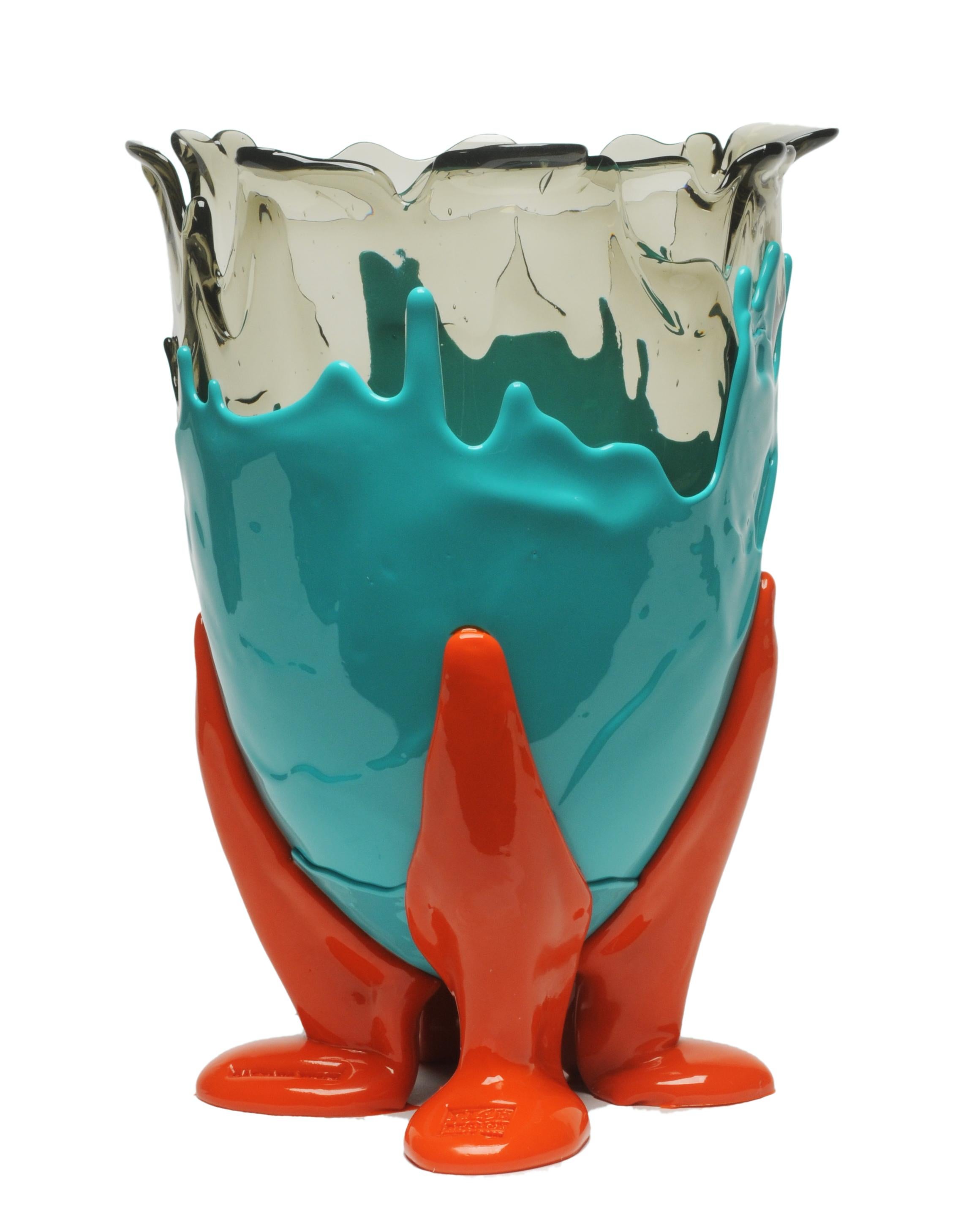 Klare Vase in Extrafarbe - klares Aqua, mattes Türkis, mattes Orange.

Vase aus weichem Harz, entworfen von Gaetano Pesce im Jahr 1995 für die Collection'S Fish Design.

Maße: M - Ø 16cm x H 26cm
Farben: klar aqua, matt türkis, matt