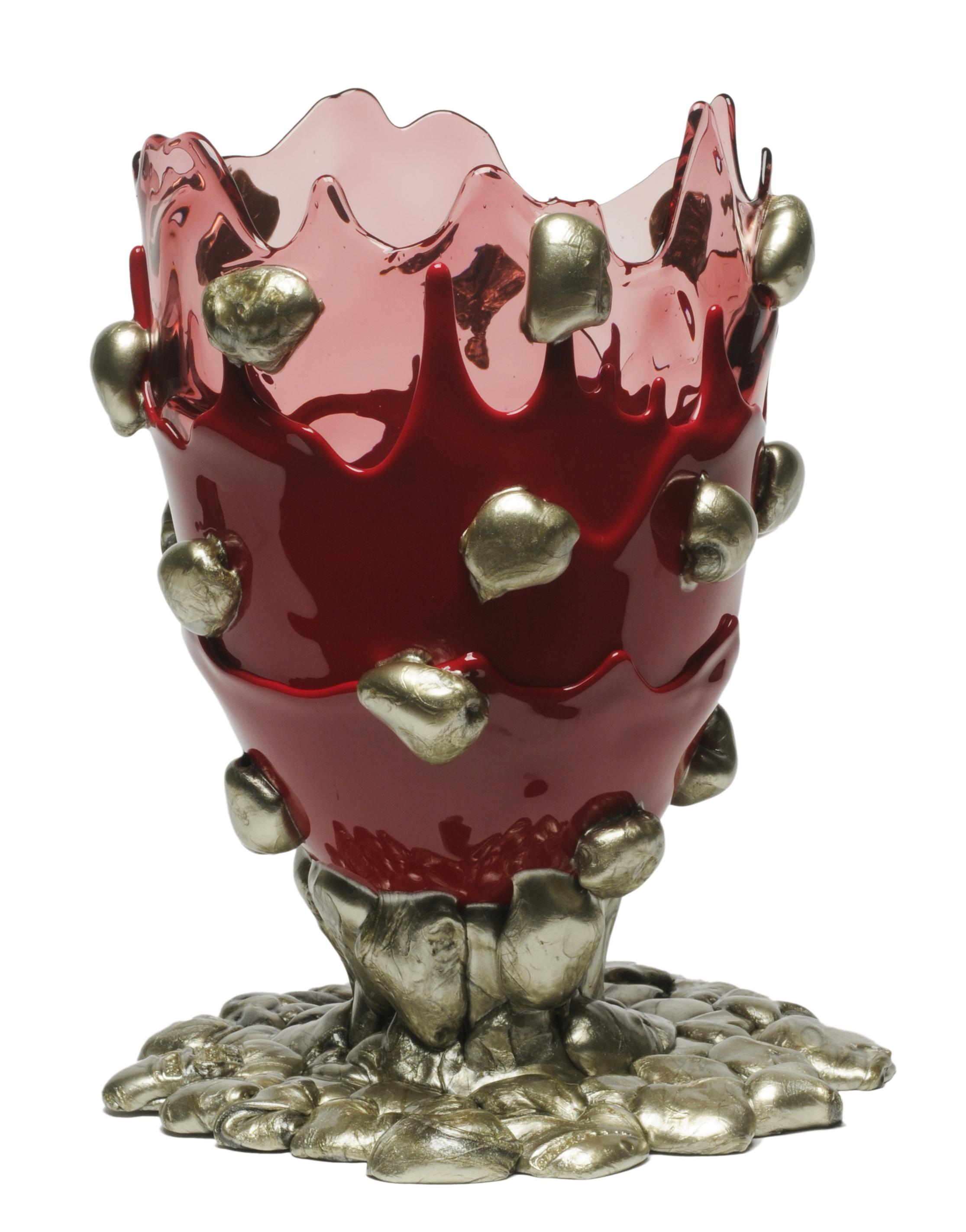 Vase Nugget, klar rosa, matt kirschrot und bronze.
Vase aus weichem Harz, entworfen von Gaetano Pesce im Jahr 1995 für die Kollektion Fish Design.

Maße: L- Ø 22cm x H 36cm
Farben: rosa, kirschrot und bronzefarben.
Andere Größen verfügbar.
Vase aus
