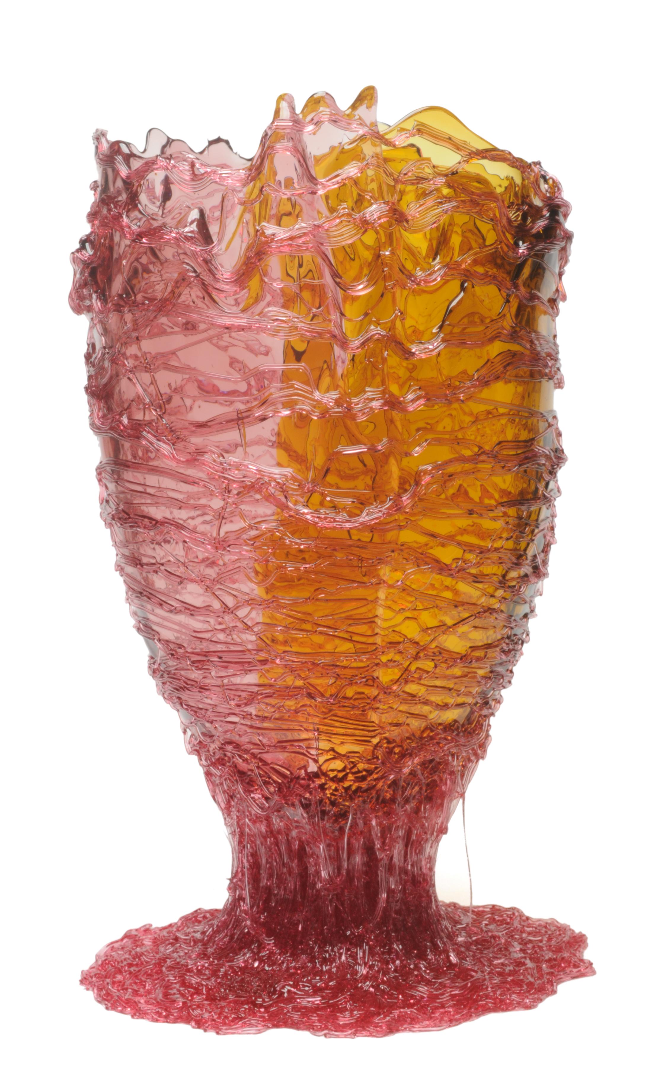 Vase Spaghetti extra color, klar, rosa, bernsteinfarben und fuchsienfarben

Vase aus weichem Harz, entworfen von Gaetano Pesce im Jahr 1995 für die Kollektion Fish Design.

Maße: XL Ø 30cm x H 56cm

Farbe: Klar, rosa, bernsteinfarben und