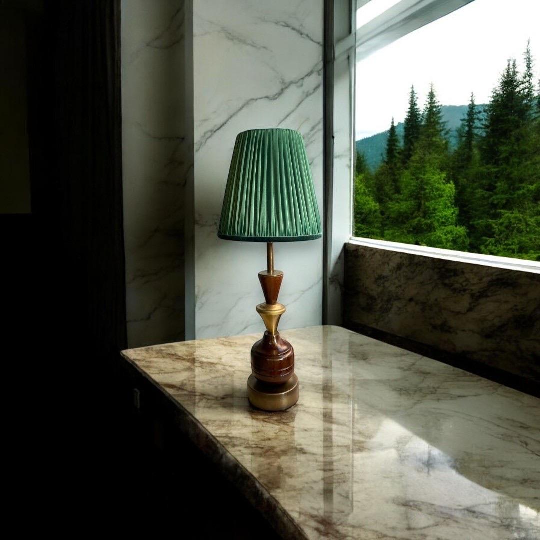 Gaia est un chef-d'œuvre de Yugu Atelier inspiré par la nature, méticuleusement conçu par la designer Büsra Özdemir pour célébrer la beauté paisible du monde naturel. Cette lampe incarne l'essence de la tranquillité et de l'élégance, avec un