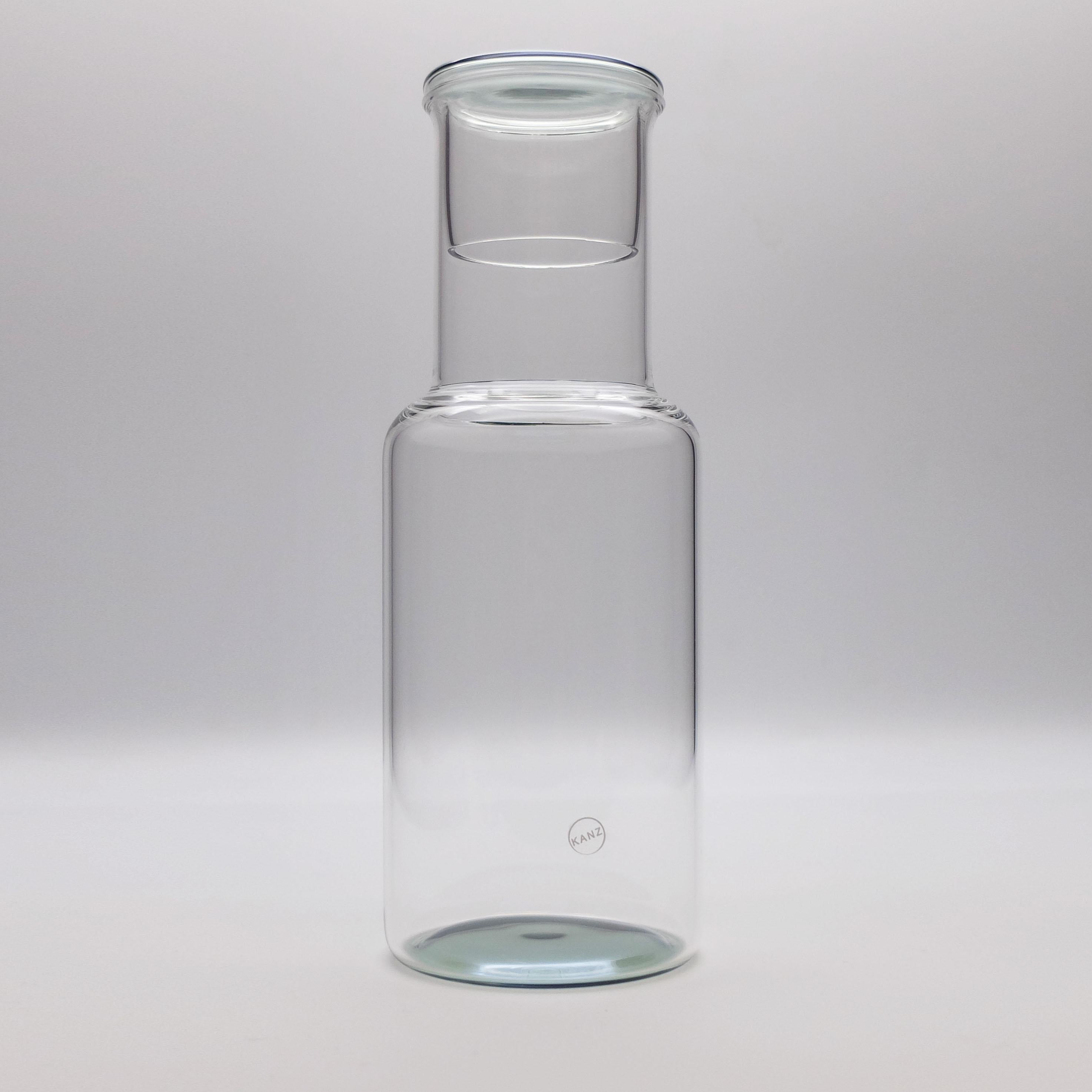 The Iride bottle in borosilicate glass, is handmade by master glass makers.
Each piece is unique and is characterized by extreme transparency. The bottom and the cap are painted by hand. The cap can be used as a glass.
Minimal variations in shape,