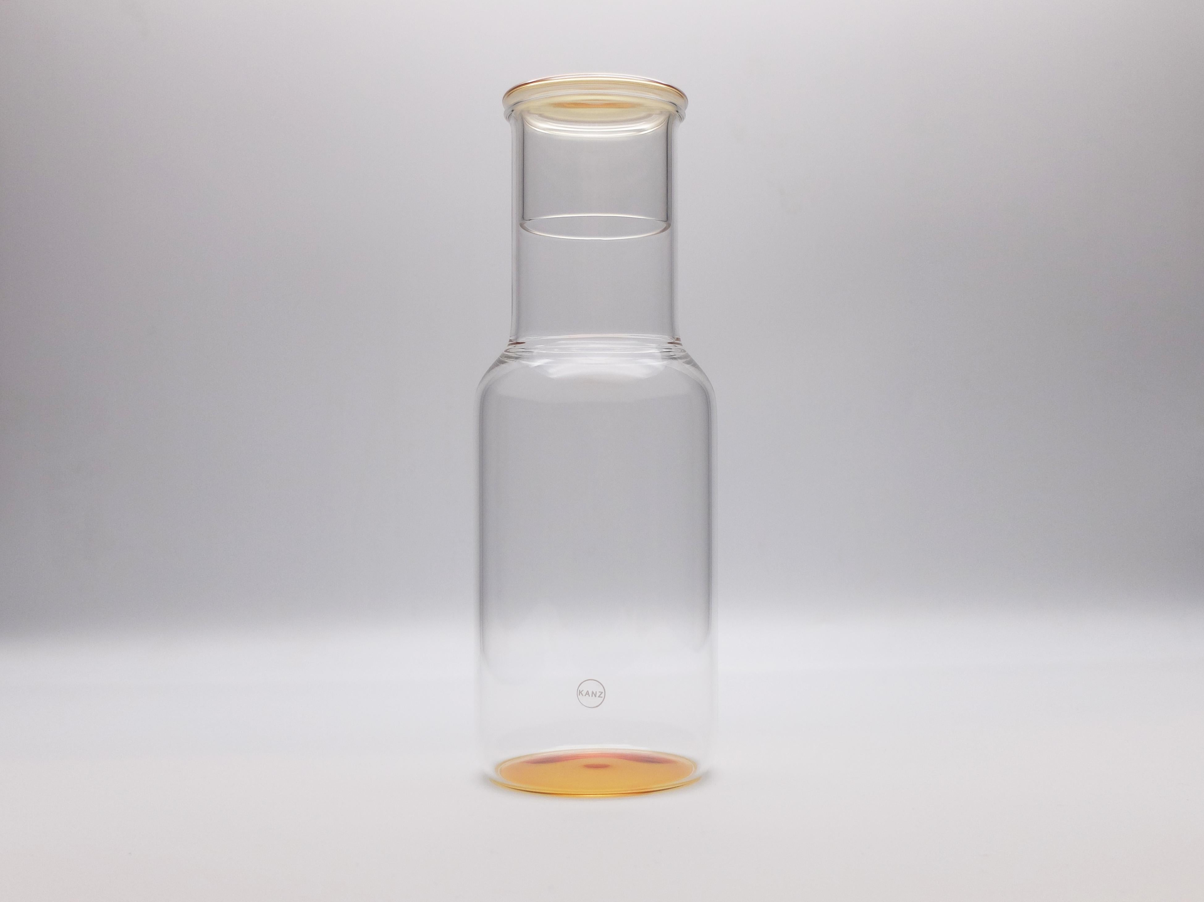 The Iride bottle in borosilicate glass, is handmade by master glass makers.
Each piece is unique and is characterized by extreme transparency. The bottom and the cap are painted by hand. The cap can be used as a glass.
Minimal variations in shape,