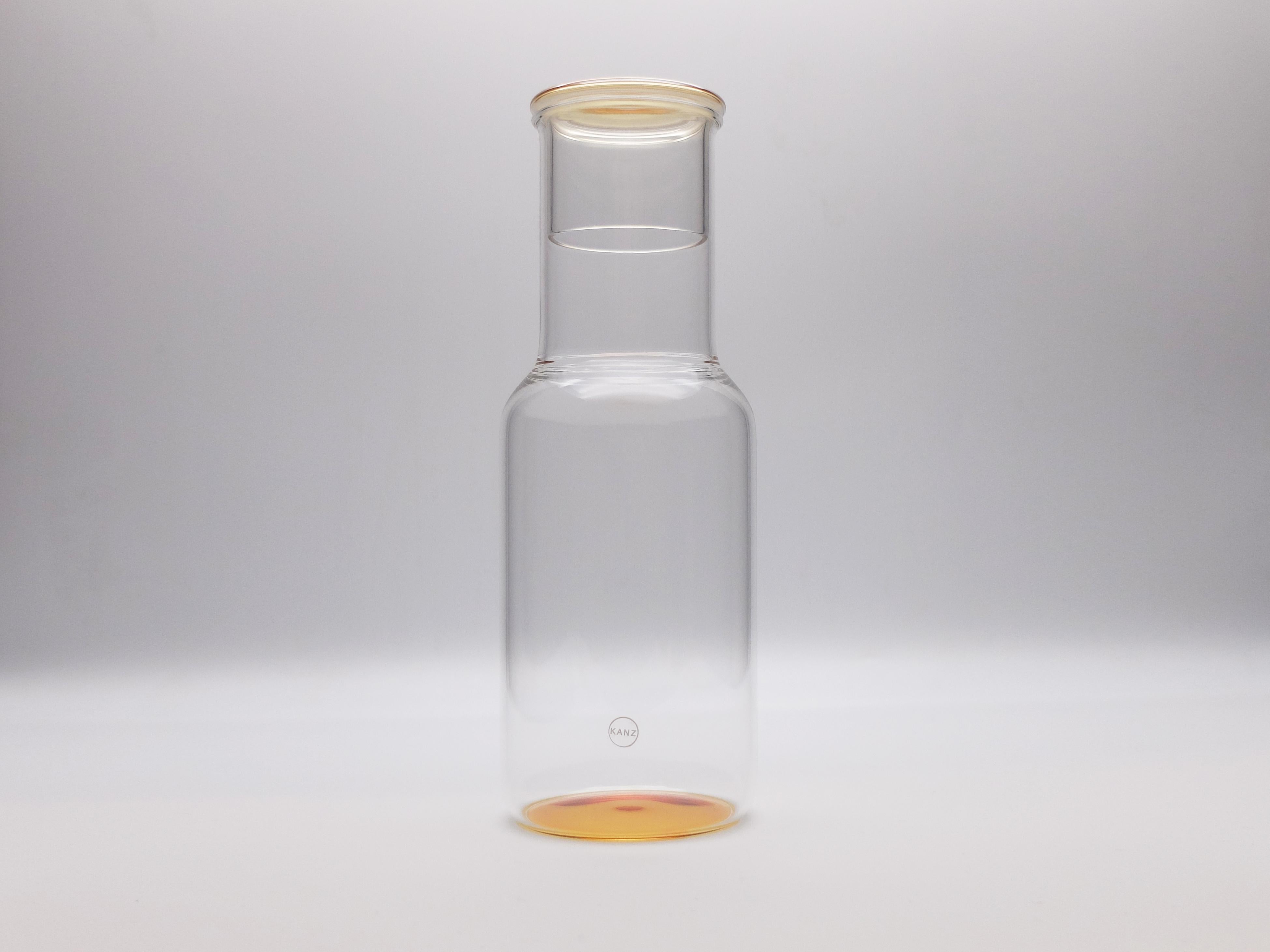 La bouteille Iride, en verre borosilicate, est fabriquée à la main par des maîtres verriers.
Chaque pièce est unique et se caractérise par une extrême transparence. Le fond et le capuchon sont peints à la main. Le capuchon peut être utilisé comme