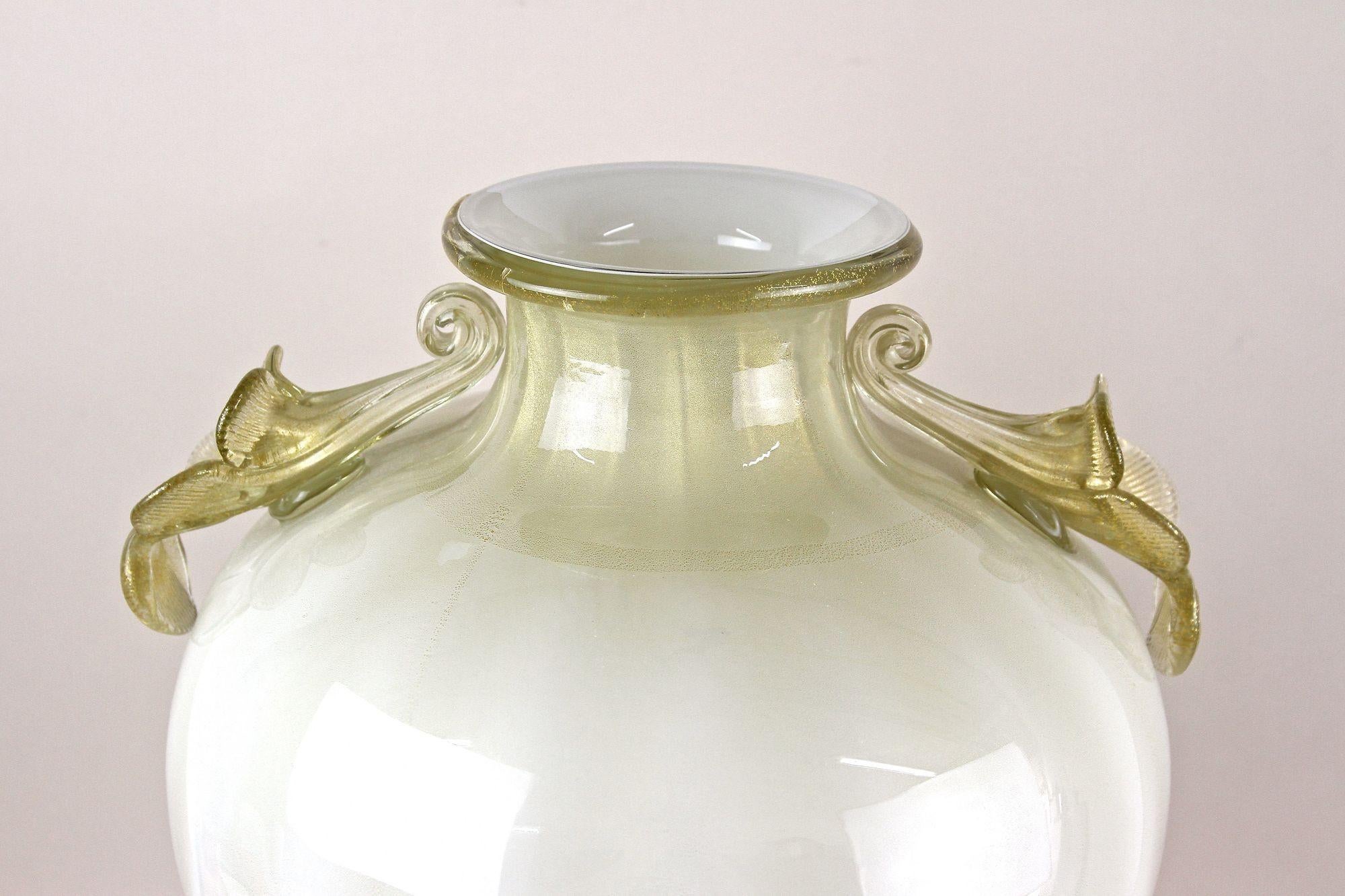 Beeindruckende beige/goldene Murano Glas Amphora Vase, handgefertigt von der berühmten Firma Gabbiani Venezia. Dieses außergewöhnliche, große Sammlungsstück italienischer Glaskunst des 21. Jahrhunderts ist das Ergebnis des kontinuierlichen
