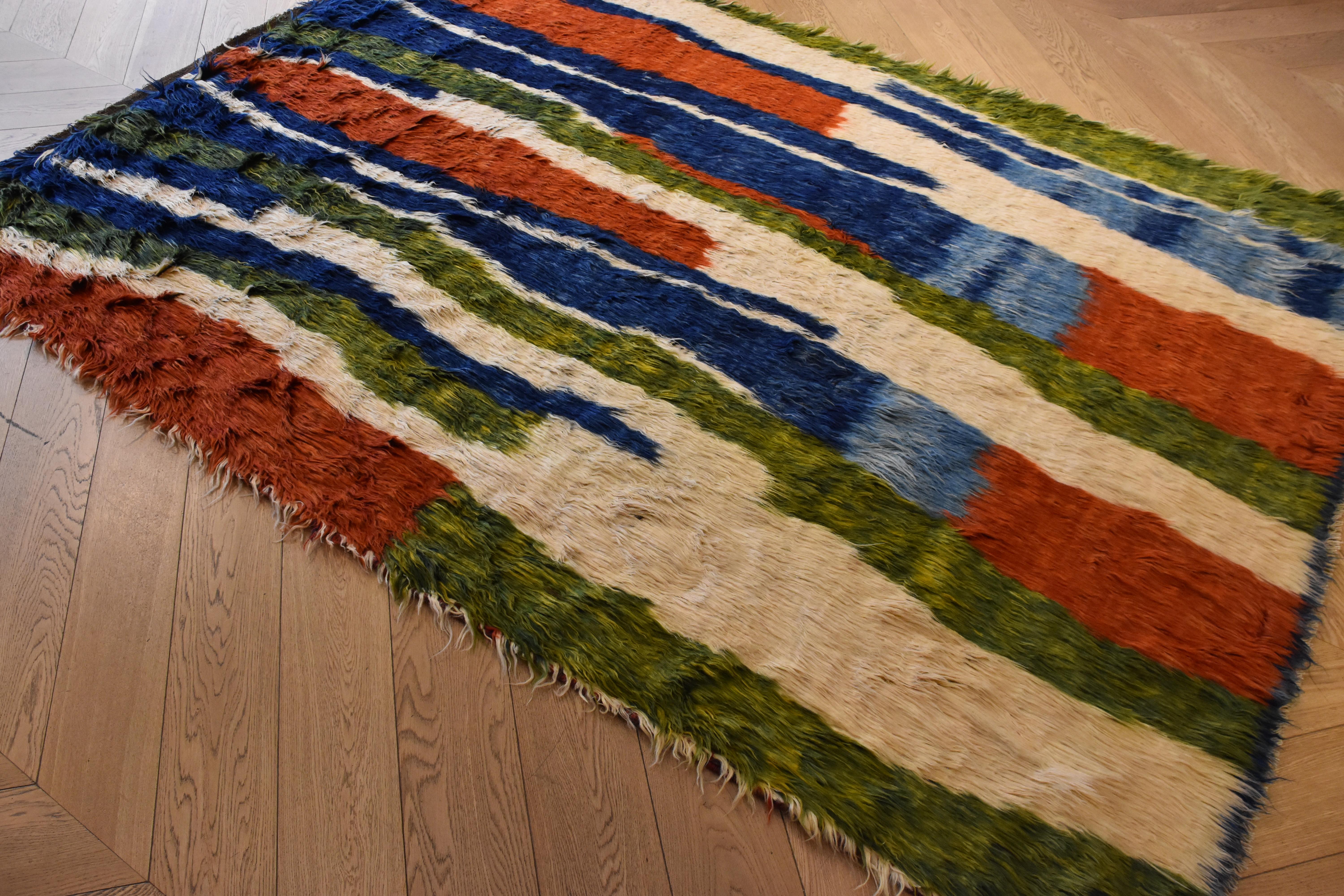 These rugs come from the villages of Afghanistan. Their characteristic is the very long and soft hair of wool and the Minimalist decoration that draws inspiration from the tradition of nomadic populations. The wools are hand-dyed with natural
