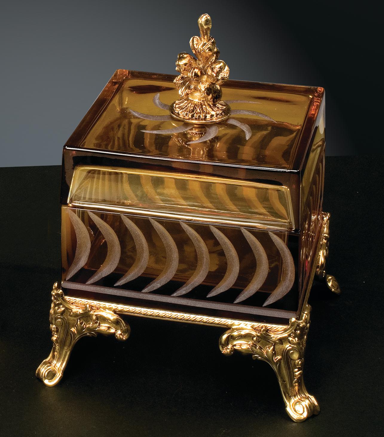 italien 21e siècle, boîte en cristal ambré et bronze sculptée à la main dans le style de Luigi XVI en vente