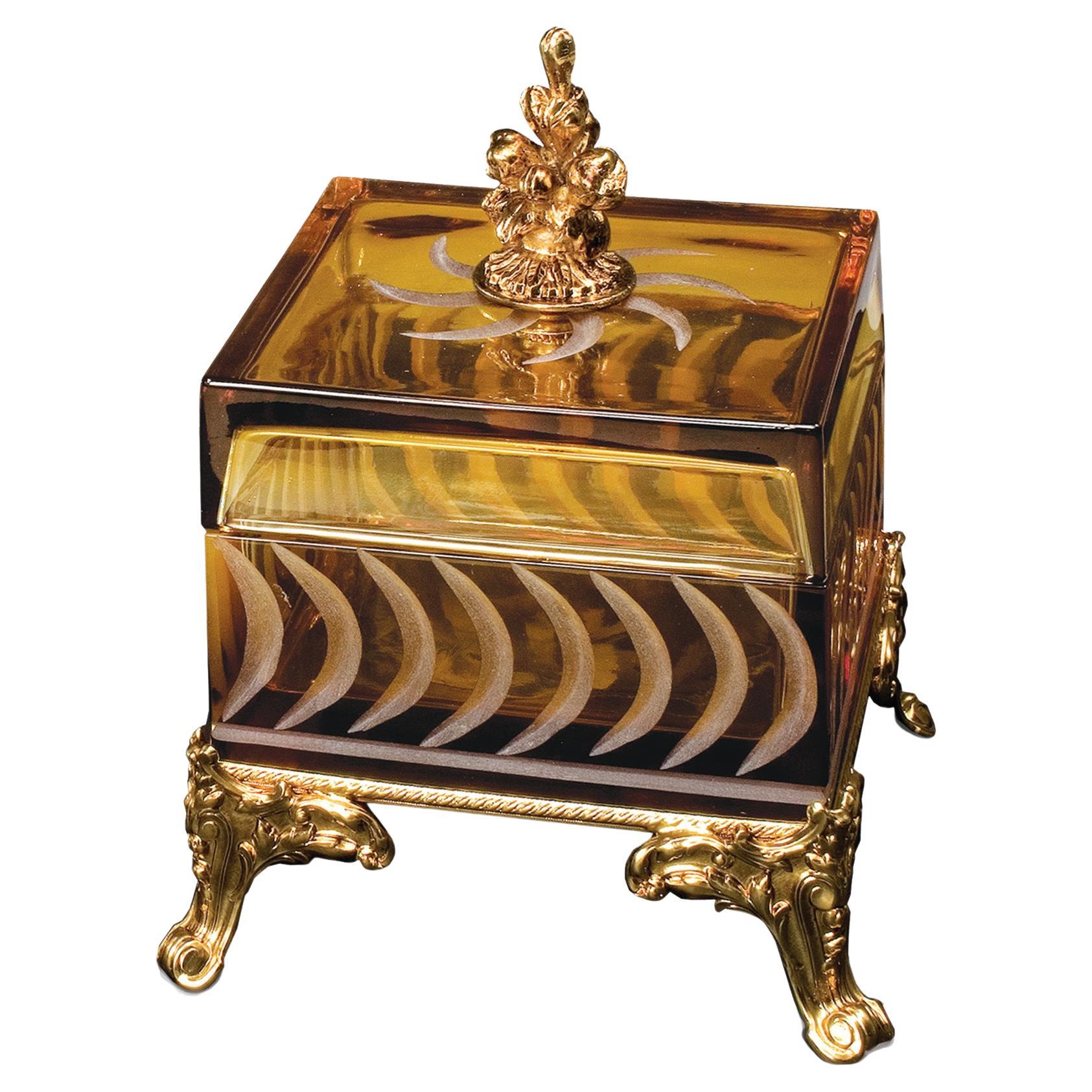 21e siècle, boîte en cristal ambré et bronze sculptée à la main dans le style de Luigi XVI en vente