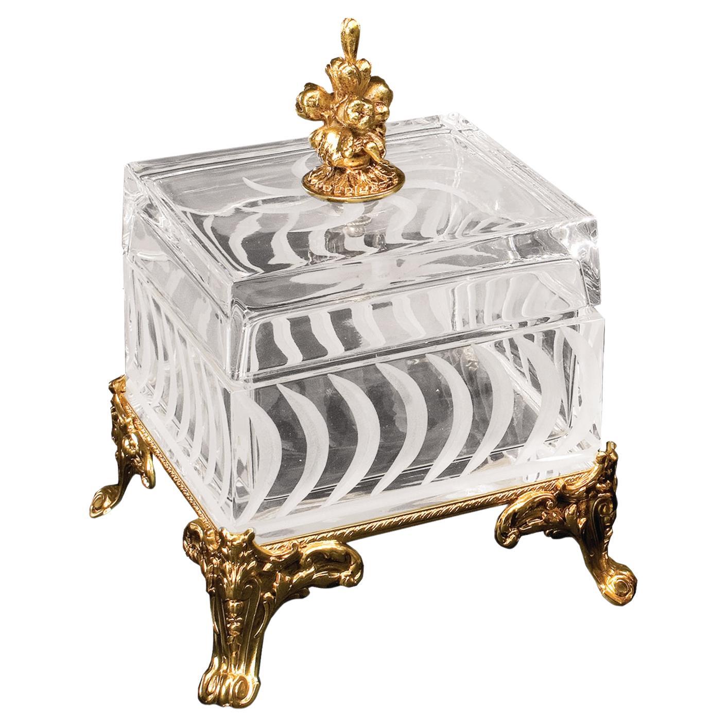 21e siècle, boîte en cristal transparent et bronze sculptée à la main dans le style de Luigi XVI en vente