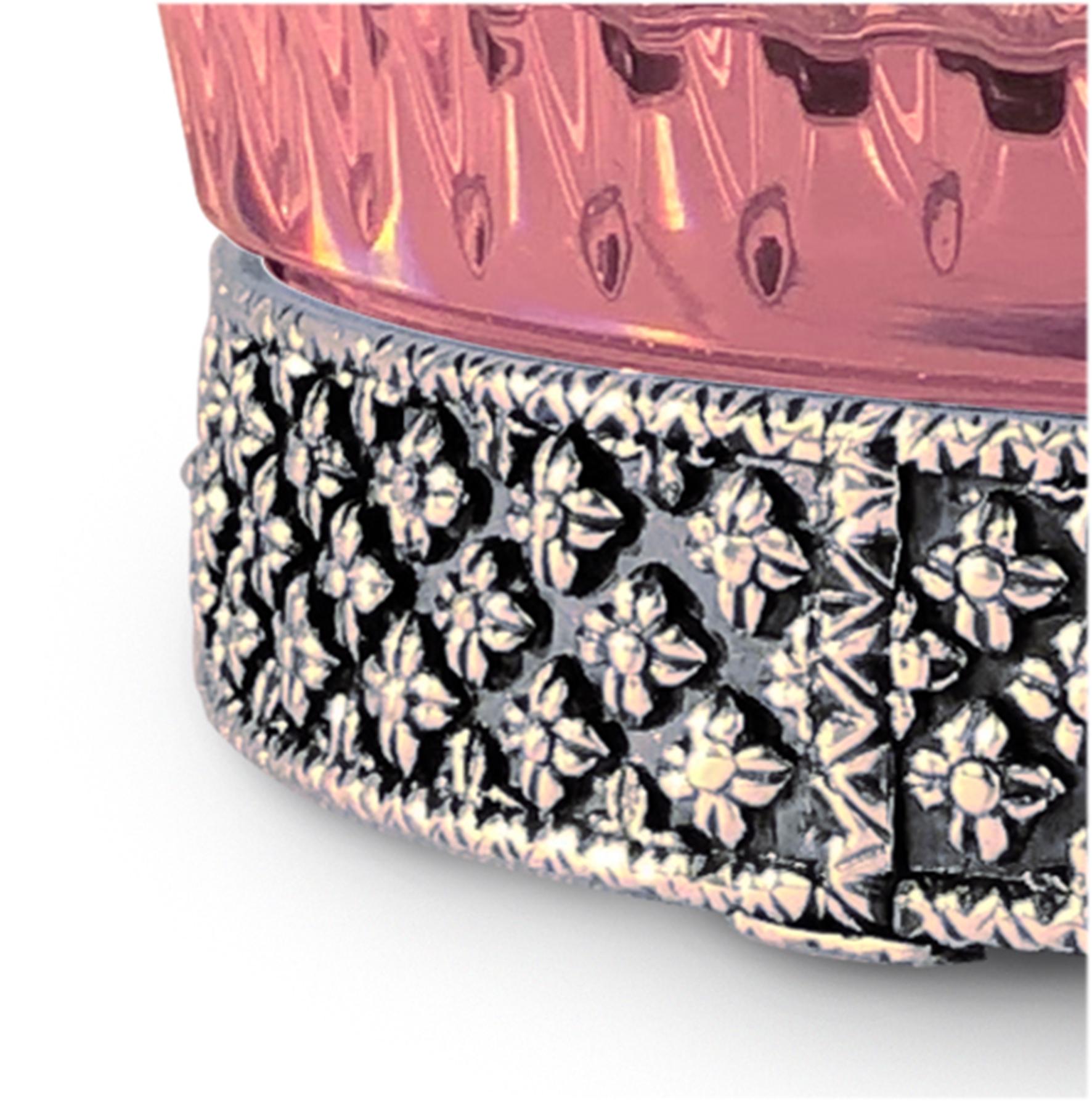 Boîte en cristal rose et bleu clair avec des gravures taillées agrémentées de détails en laiton, réalisée selon la technique artisanale de la cire perdue avec une finition en argent patiné. Chaque objet est fabriqué à la main et le soin apporté à