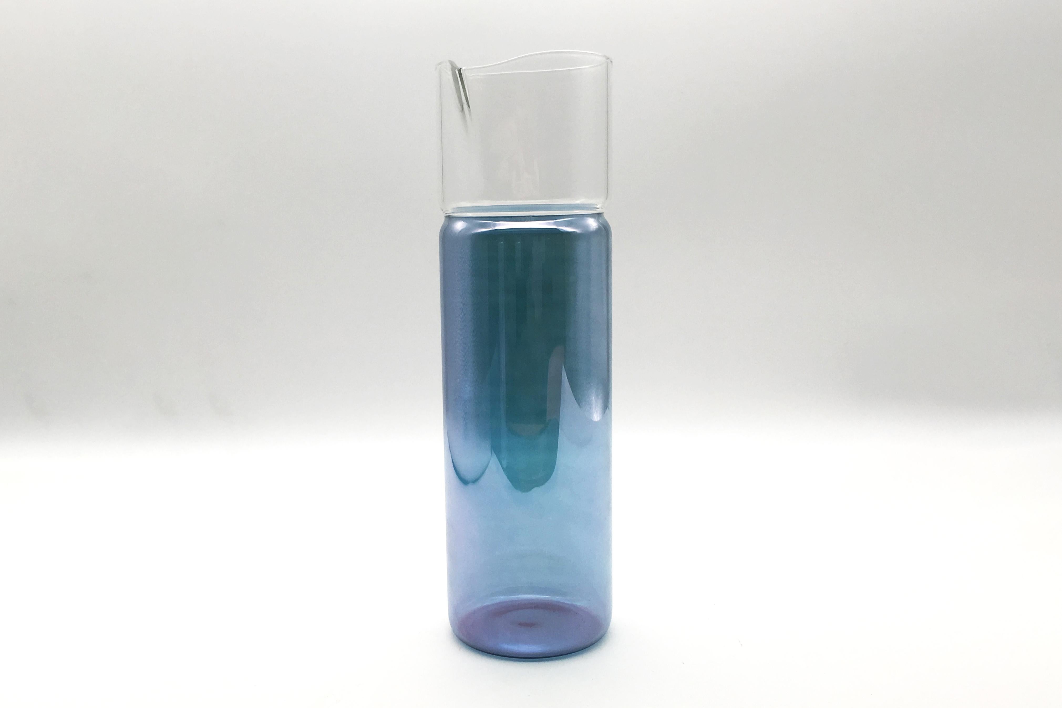 Carafe in borosilicate glass handmade by Venetian artisans, characterized by the blue color which creates a kaleidoscopic play of colored reflections. The color is applied by hand with a brush.
It can contain up to 75 cl of liquid.