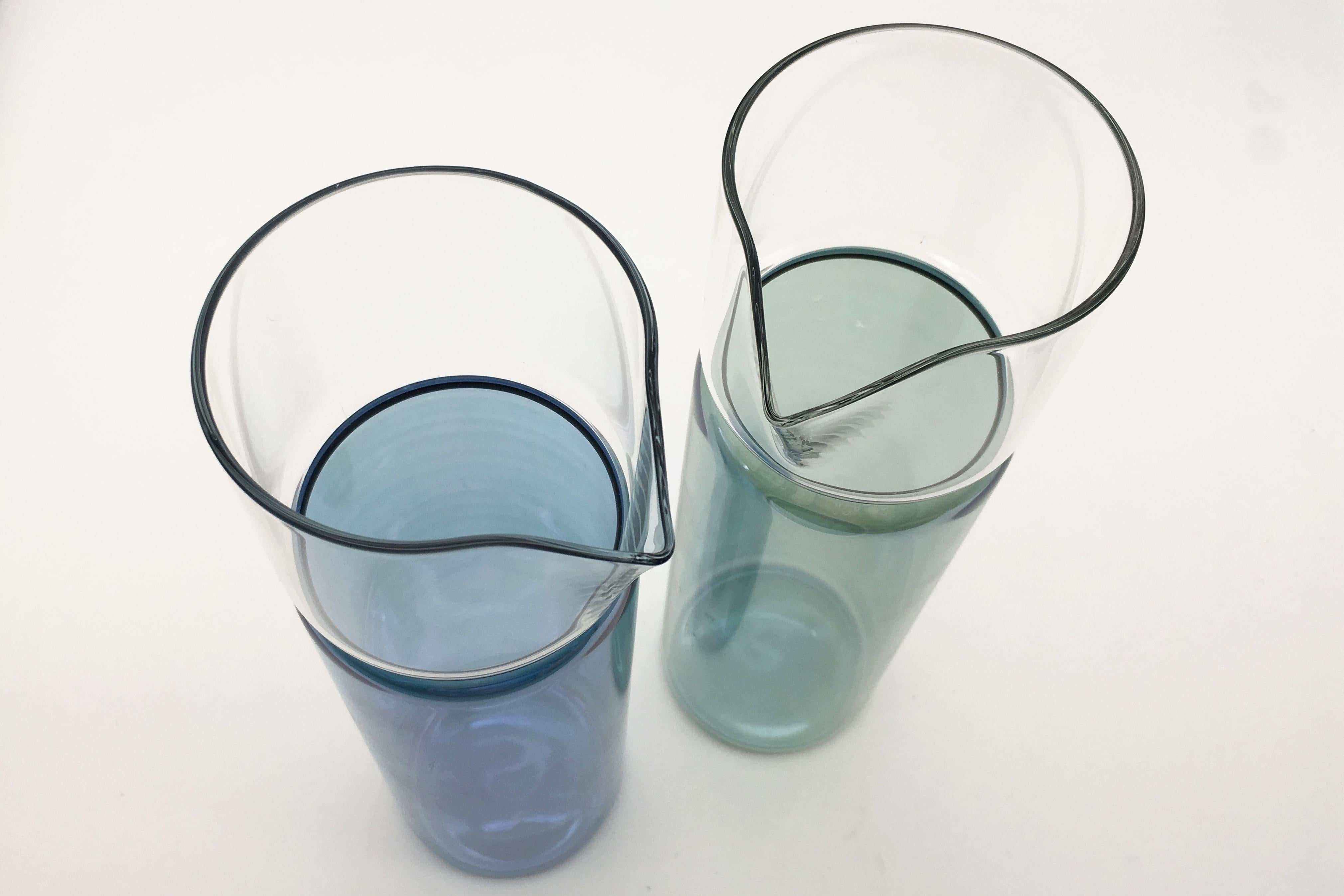 Fait main Carafe en verre fabriquée à la main au 21e siècle, couleur bleue, Kanz Architetti, Pingù en vente