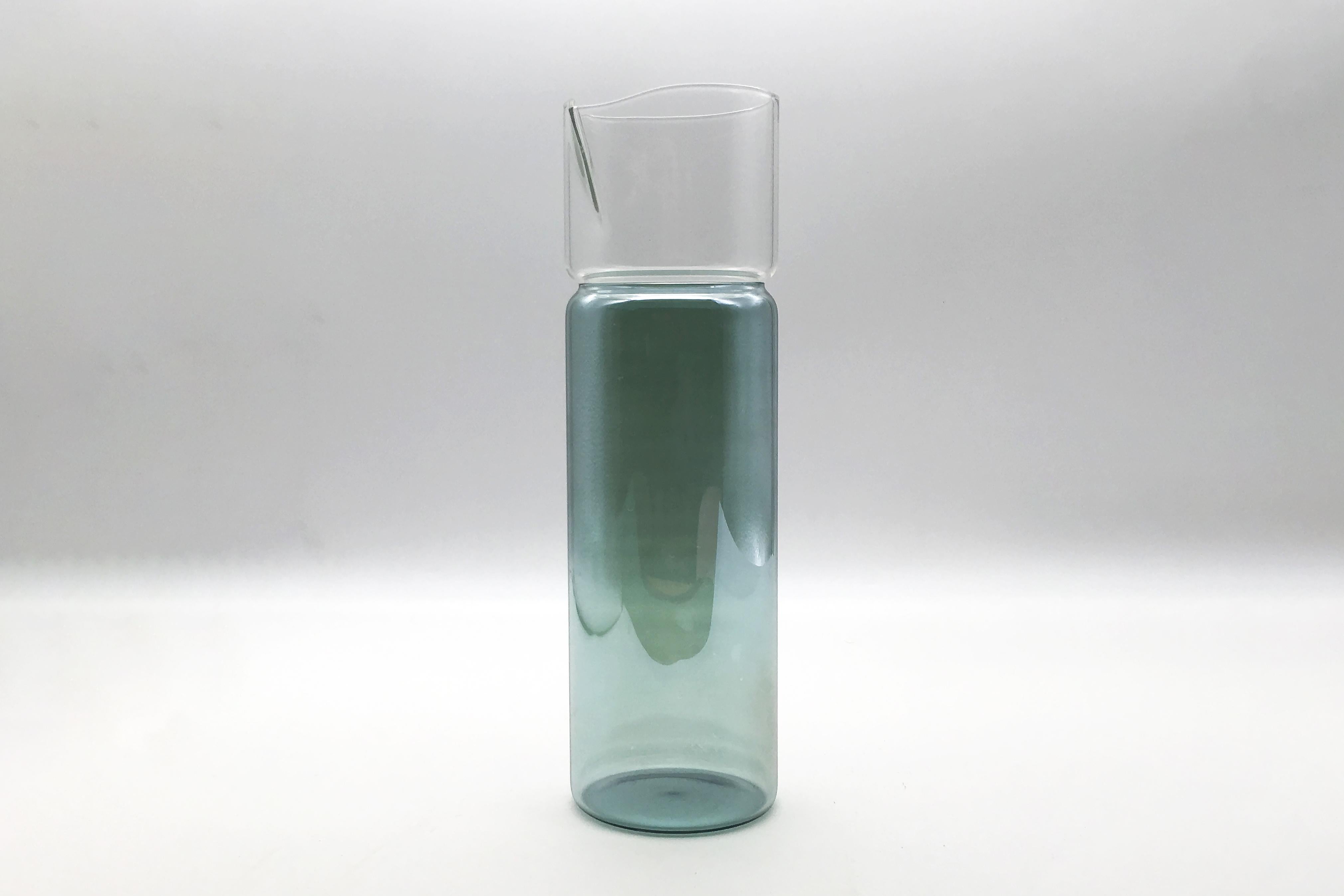 Carafe in borosilicate glass handmade by Venetian artisans, characterized by the green color which creates a kaleidoscopic play of colored reflections. The color is applied by hand with a brush.
It can contain up to 75 cl of liquid.