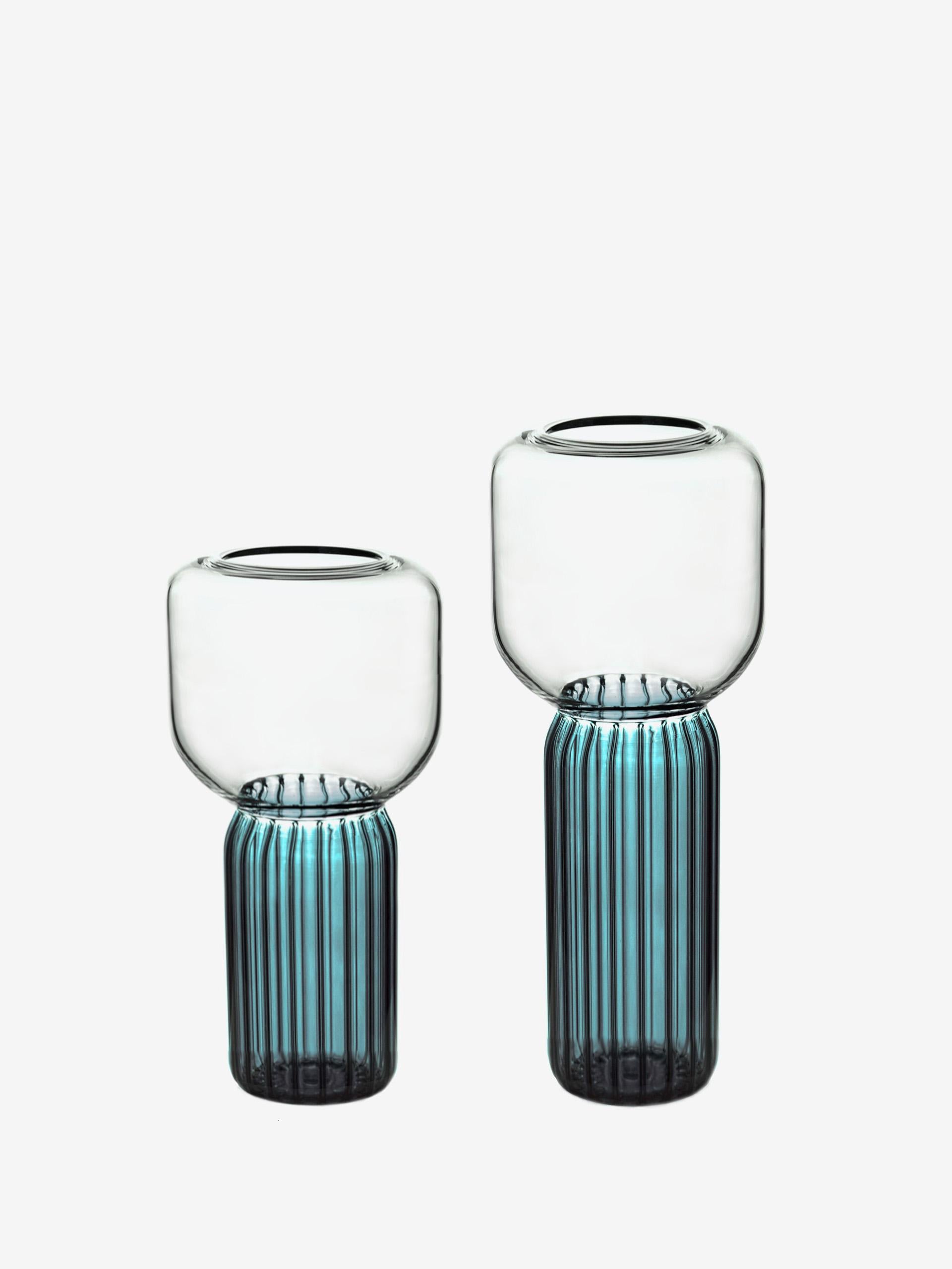 Les vases du set Lollo sont conçus pour mettre en valeur n'importe quelle composition florale, parfaite pour une tige unique ou un magnifique bouquet.
Ils sont fabriqués à la main par des artisans vénitiens et la couleur est appliquée au