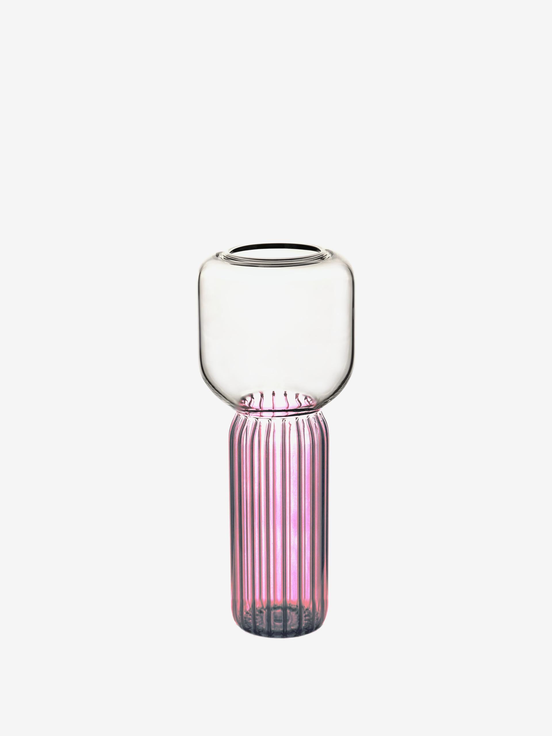 Les vases du set Lollo sont conçus pour mettre en valeur n'importe quelle composition florale, parfaite pour une tige unique ou un magnifique bouquet.
Ils sont fabriqués à la main par des artisans vénitiens et la couleur est appliquée au