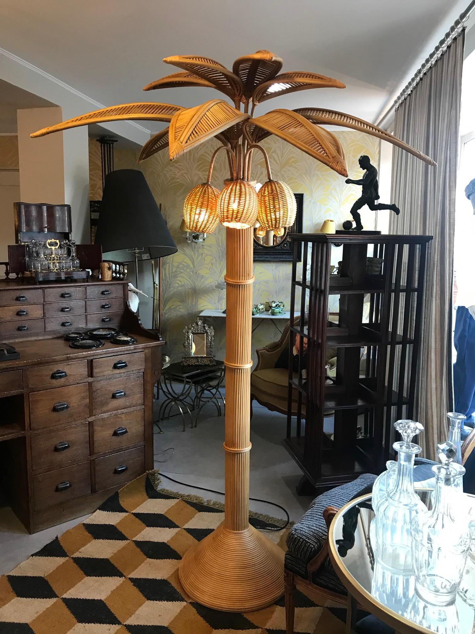 Beautiful 21th century handmade palm bamboo floor lamp.
Every palms are removable thanks to rods that goes into holes. There are three lights. Very good condition.
Excellent quality. Rare piece.