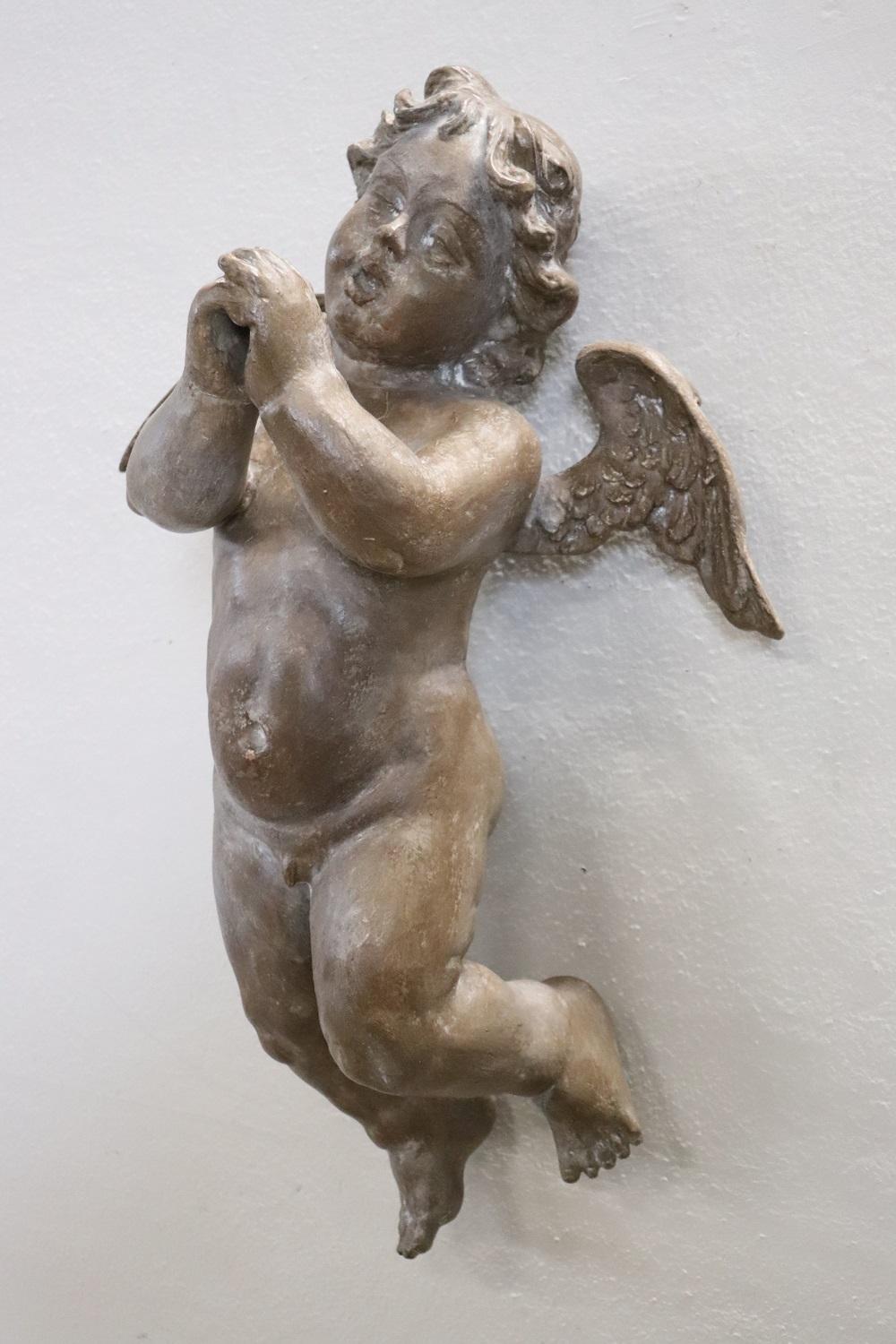 Refined Italian sculpture in composite material recently manufactured. A beautiful pair of cherubs painted with a technique that simulates aging. They are to hang on the wall. Probably one of the two cherubs was holding an element in his hands
