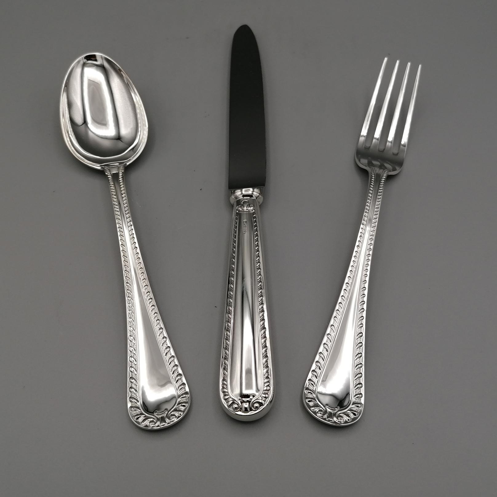 800 silver cutlery set in Queen Anne style.
This style is characterized by the rope edge that outlines its unmistakable style.
Elegant on every table, from the most informal to the prestigious one.
The service, of 64 pieces, is composed as
