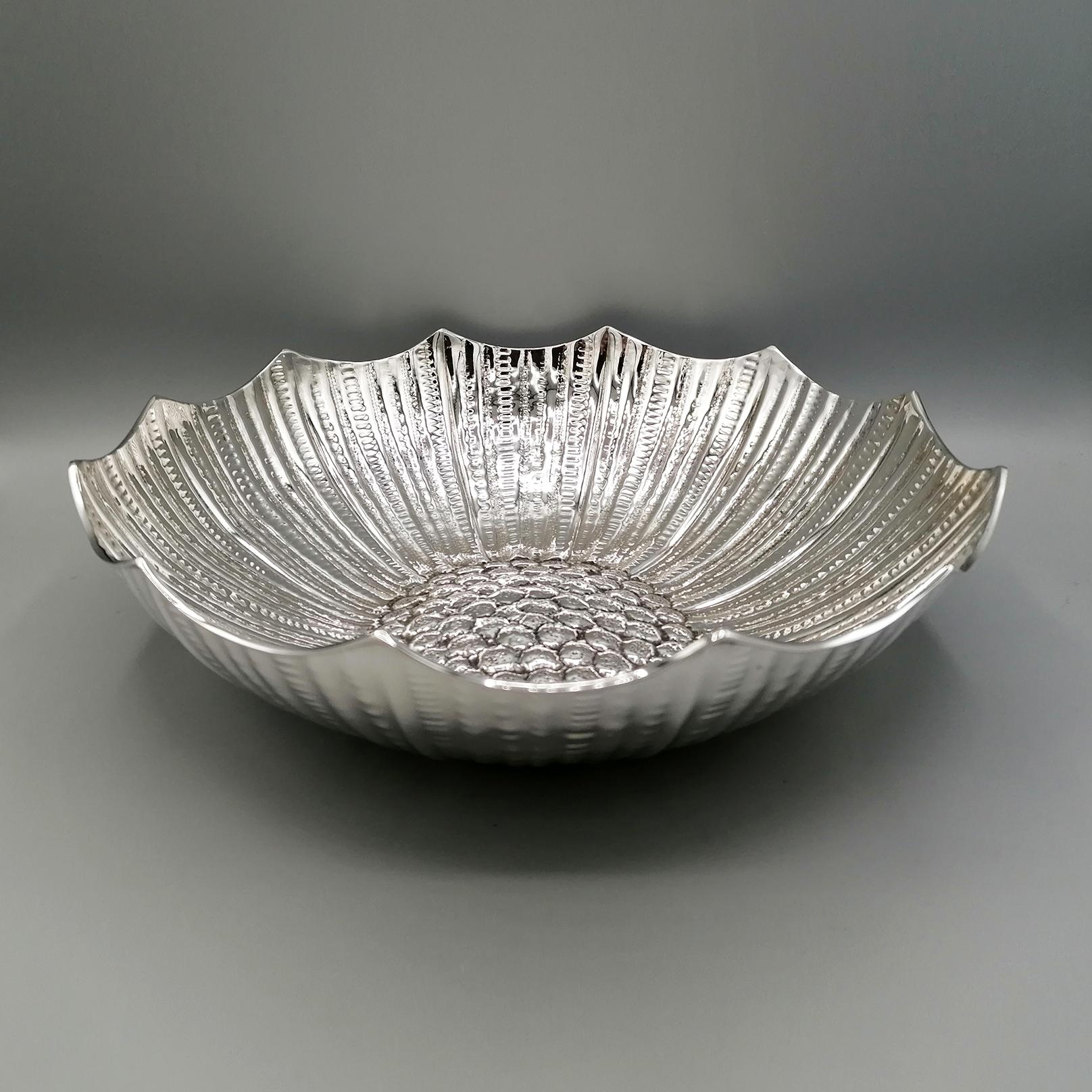 800 silver centerpiece completely handmade.
The piece was crafted from a solid silver plate and shaped in the shape of a flower.
The stamens, the petals and the entire corolla were embossed and then chiseled.
Subsequently the centerpiece was