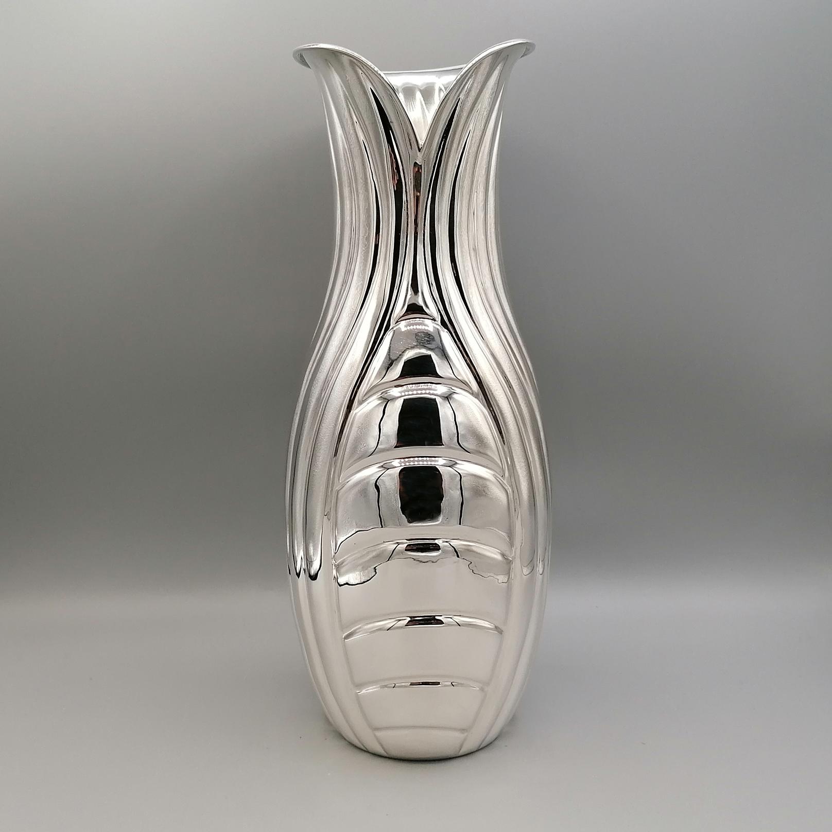 800 solid silver vase completely handmade.
The body of the vase was modeled and shaped by obtaining it from a silver sheet.
The mouth of the vase has been flared and shaped in the shape of a 