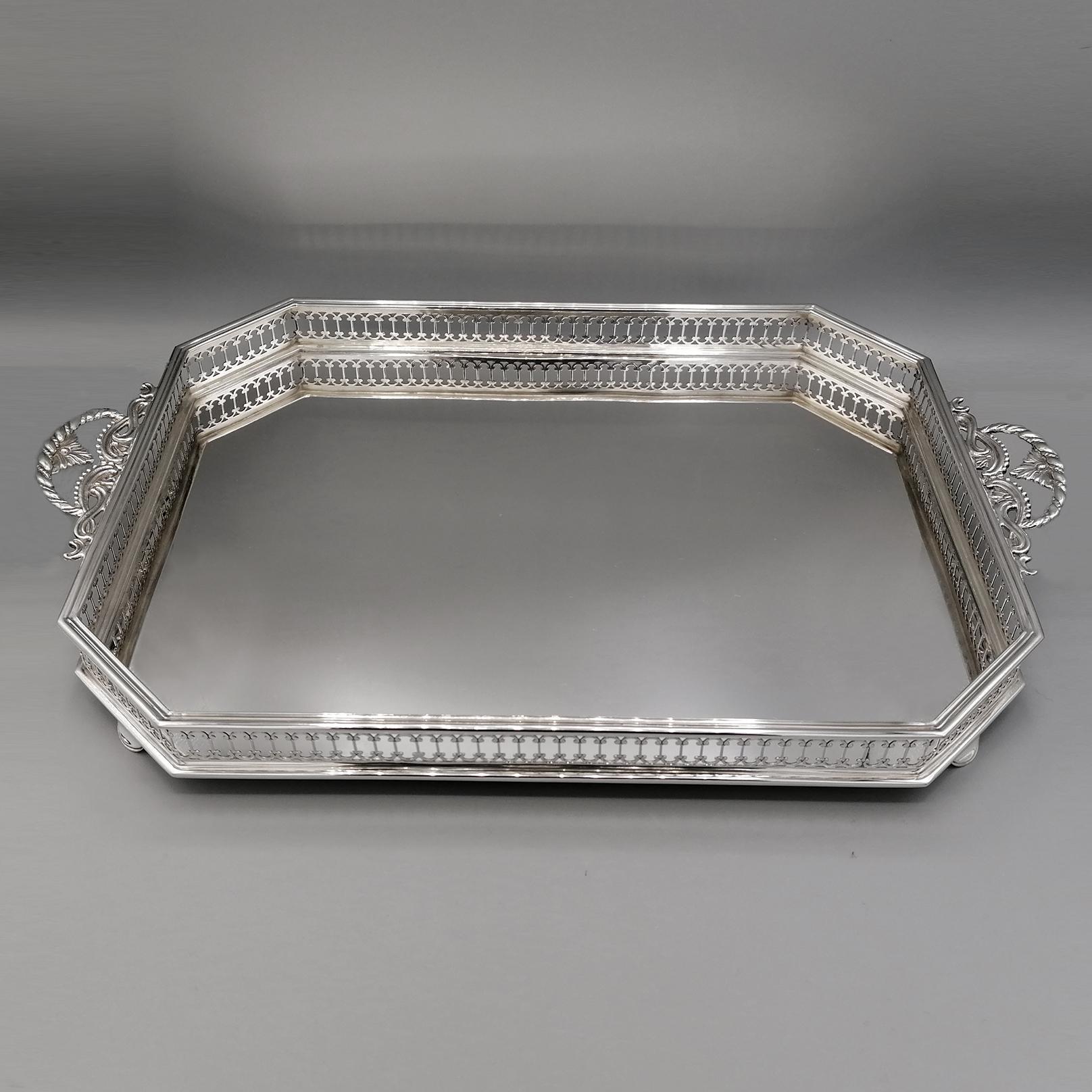 Sterling silver octagonal rectangular shaped tray.
The edge is finely gallery worked.
An English border has been welded on the upper part to join the handwork and make the whole structure solid.
The inside of the tray is polished and without