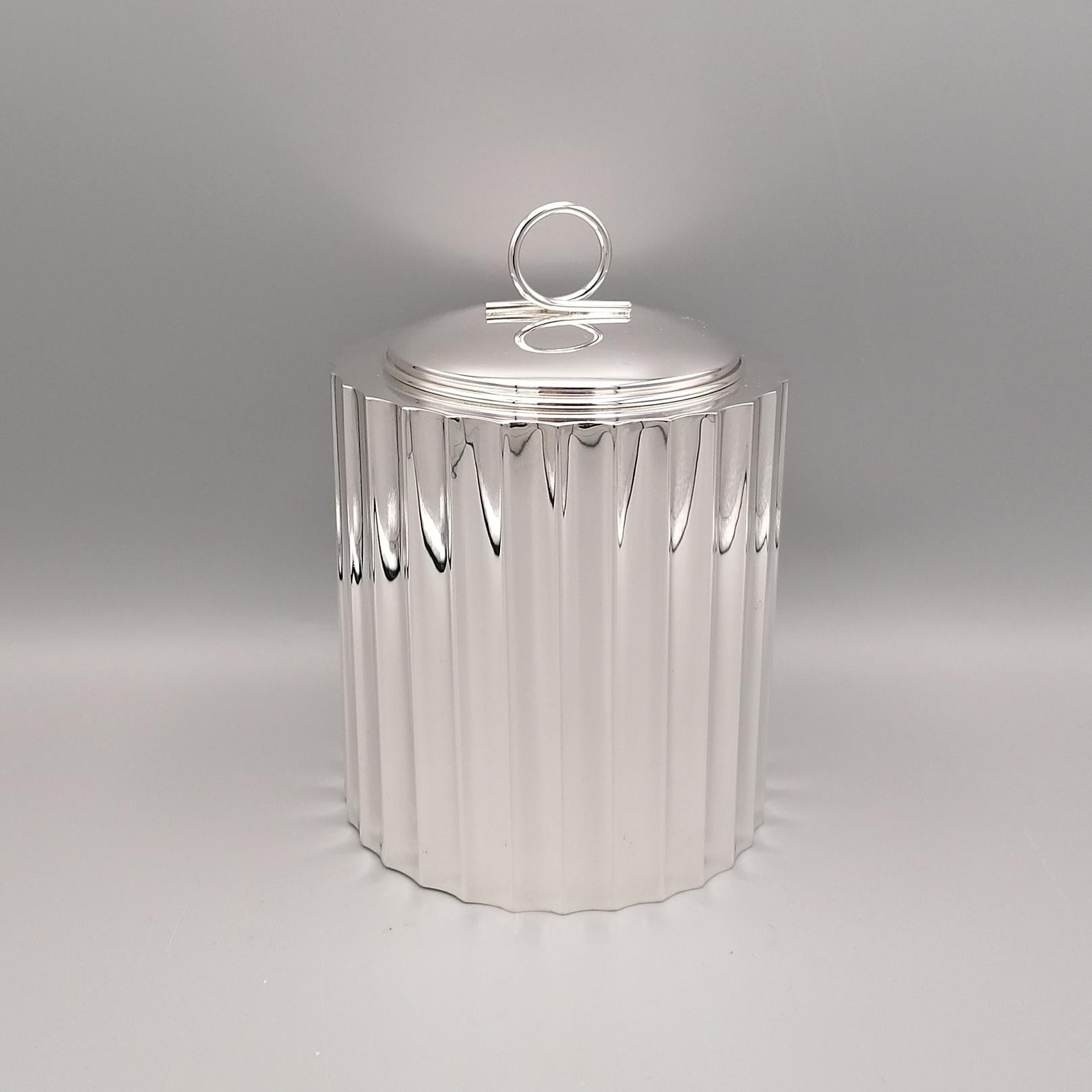 Neoclassical style cylindrical shape 925 sterling silver box.
The body of the box is fluted in the shape of a Doric column.
The lid is smooth and a simple wire welded in the center acts as a knob 
By Guglielmo Rossi silver factory - Florence -