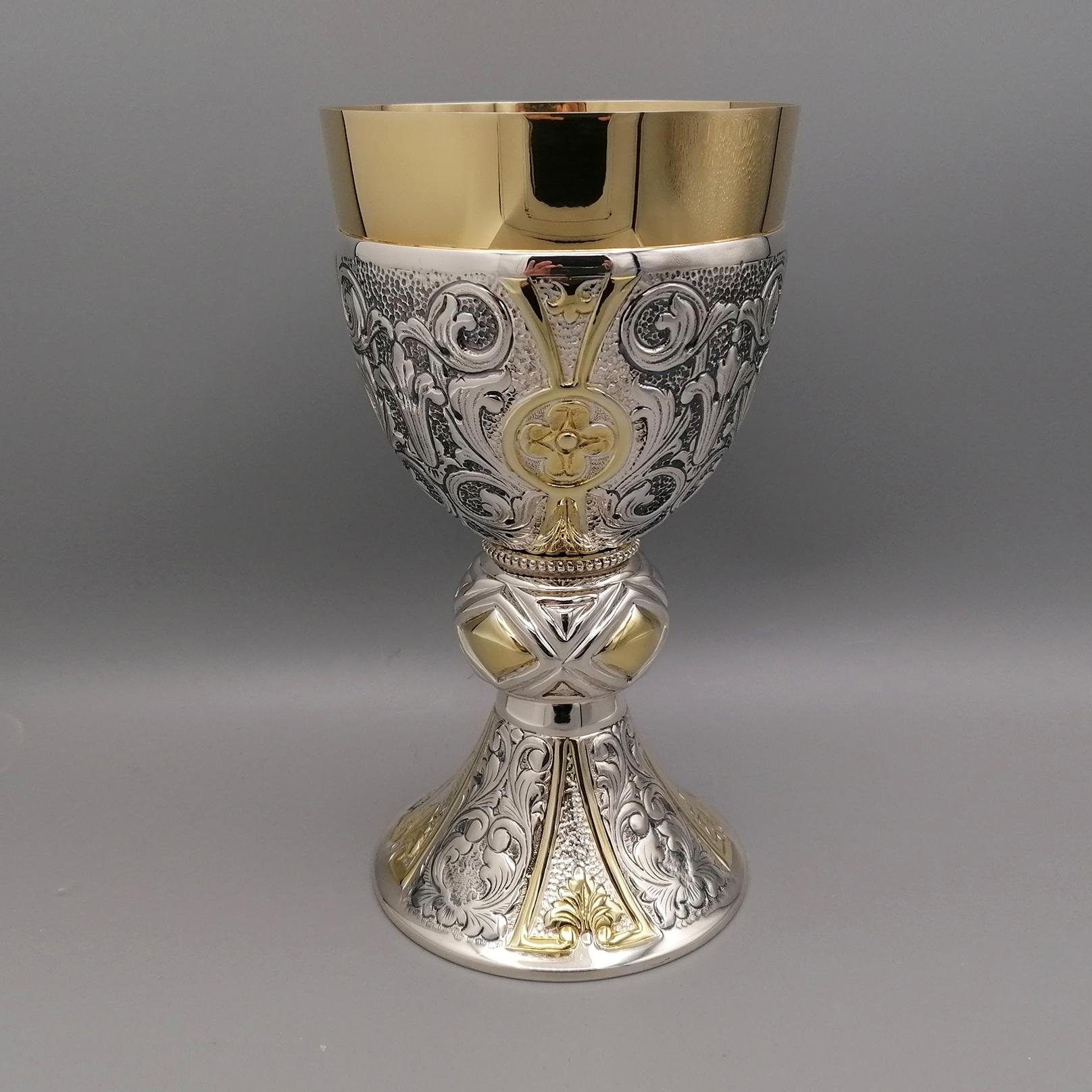 Liturgical chalice in sterling silver.
Volutes have been embossed on the base of the chalice, typical of the Baroque style, interspersed with hammered parts.
A golden cup has been inserted into the upper part of the liturgical chalice, also