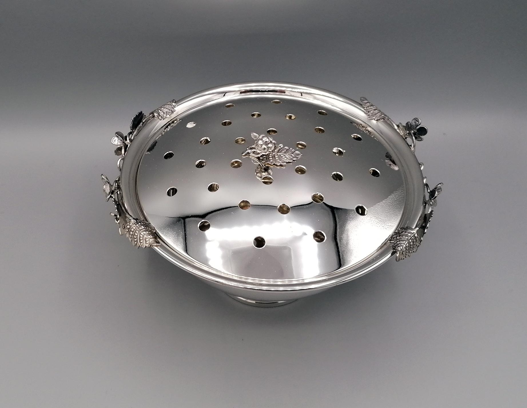 Solid 925 sterling silver smooth round shape flower box with base.
The perforated lid has a knob in fusion with blackberry and leaf,
On the edge of the bowl it is decorated with blackberries and leaves made in silver casting.
The object being