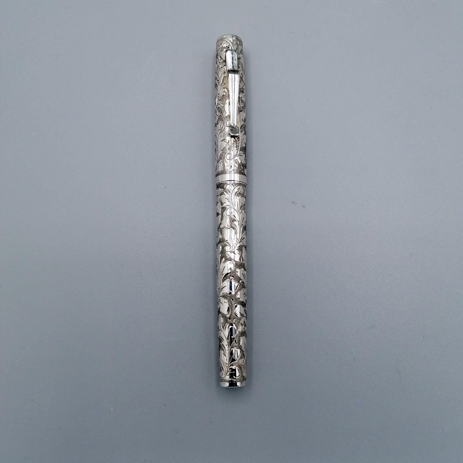 Fountain pen made of solid silver, completely handcrafted and engraved with baroque volutes.
The care with which this fountain pen was made denotes the experience and artistic hand of its manufacturer, Il Laboratorio Settelaghi di Ferrari -Varese,