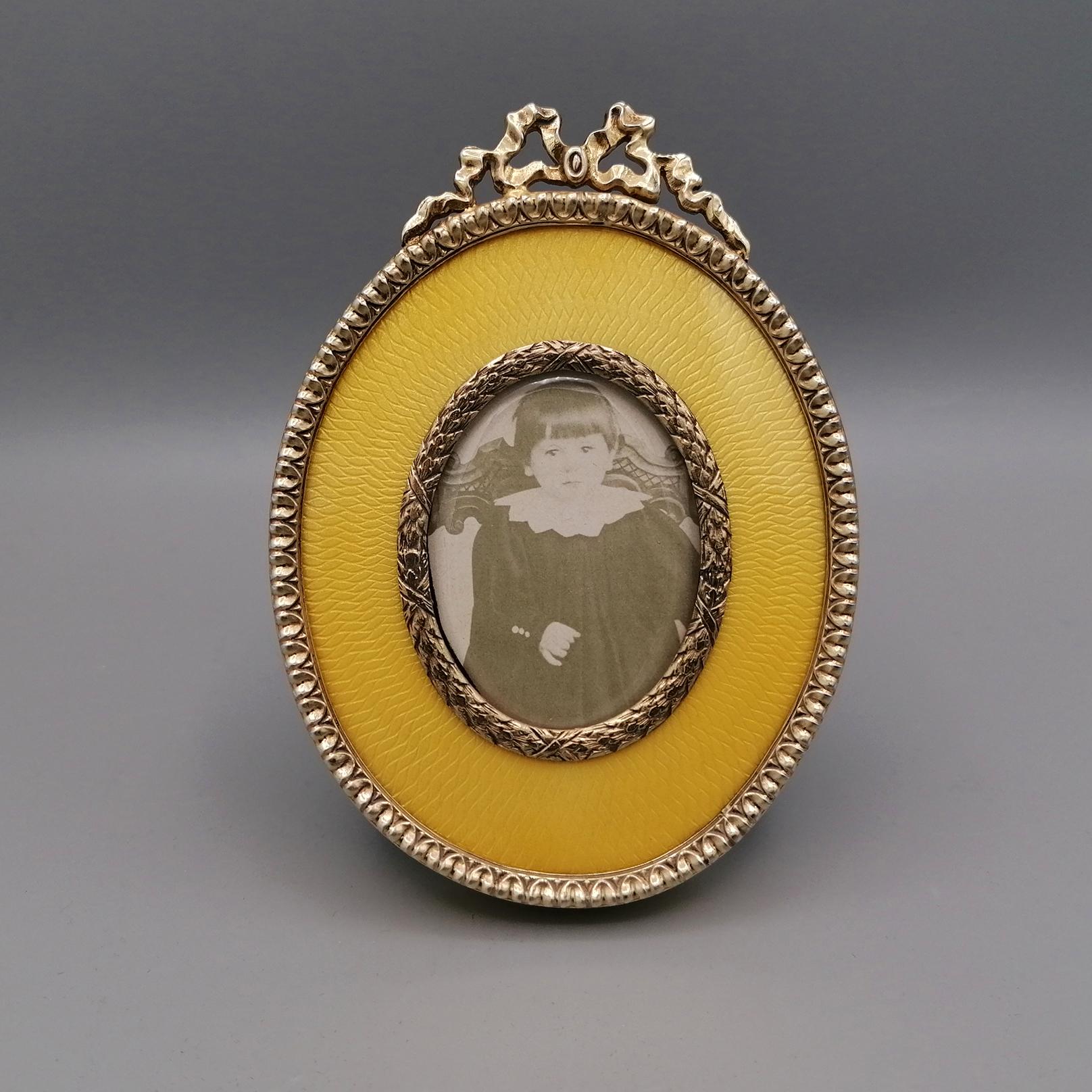 Oval Fabergè style frame in gilded 925/1000 silver with translucent yellow fired enamel on guilloché and ribbon on the upper part.
12x8,5 cm
photo 5,5x4 cm
The Miniatures are hand-painted on a usually white homogeneous enamel base. The same