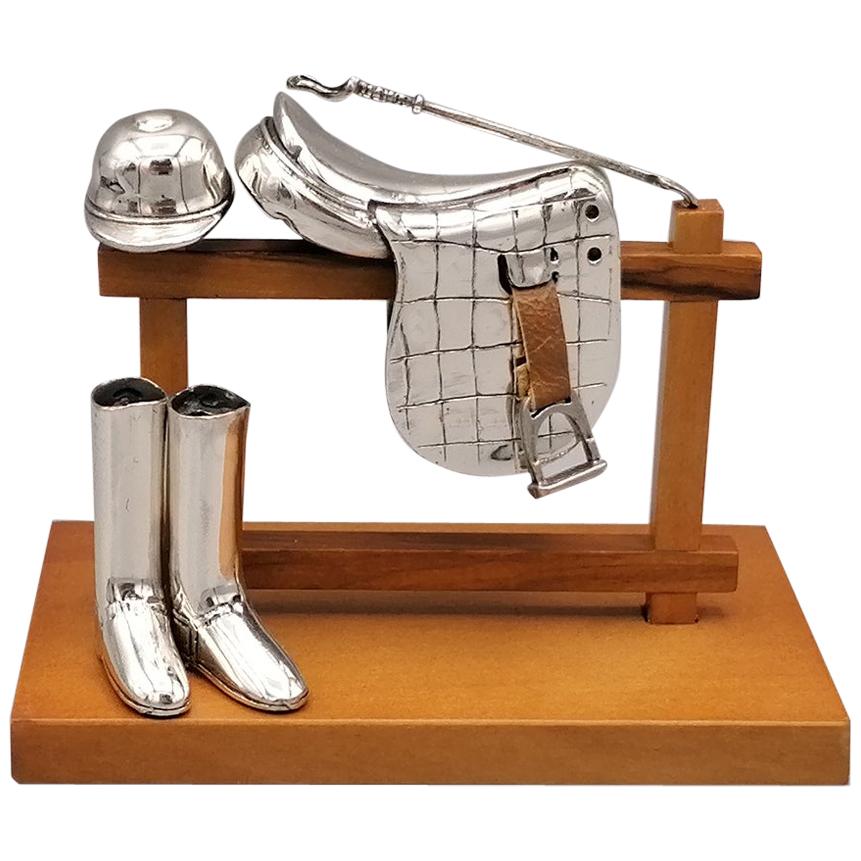Miniatura italiana de plata de ley del siglo XXI de silla de montar, botas, sombrero y látigo