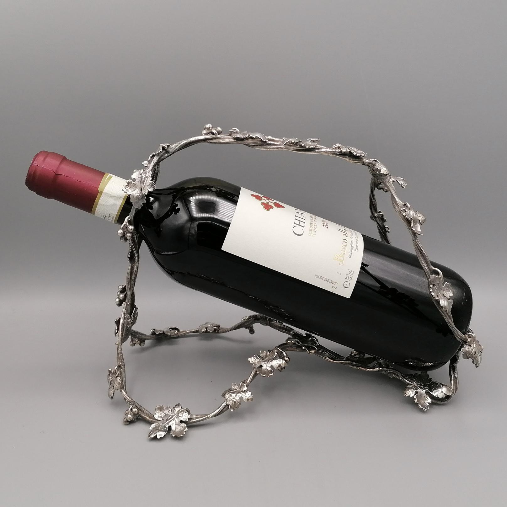 Italy, a country that produces great wines and an ancient agricultural tradition, could not fail to dedicate prestigious objects to pour red wine.
This bottle holder was made in sterling silver by the casting method and then finished with