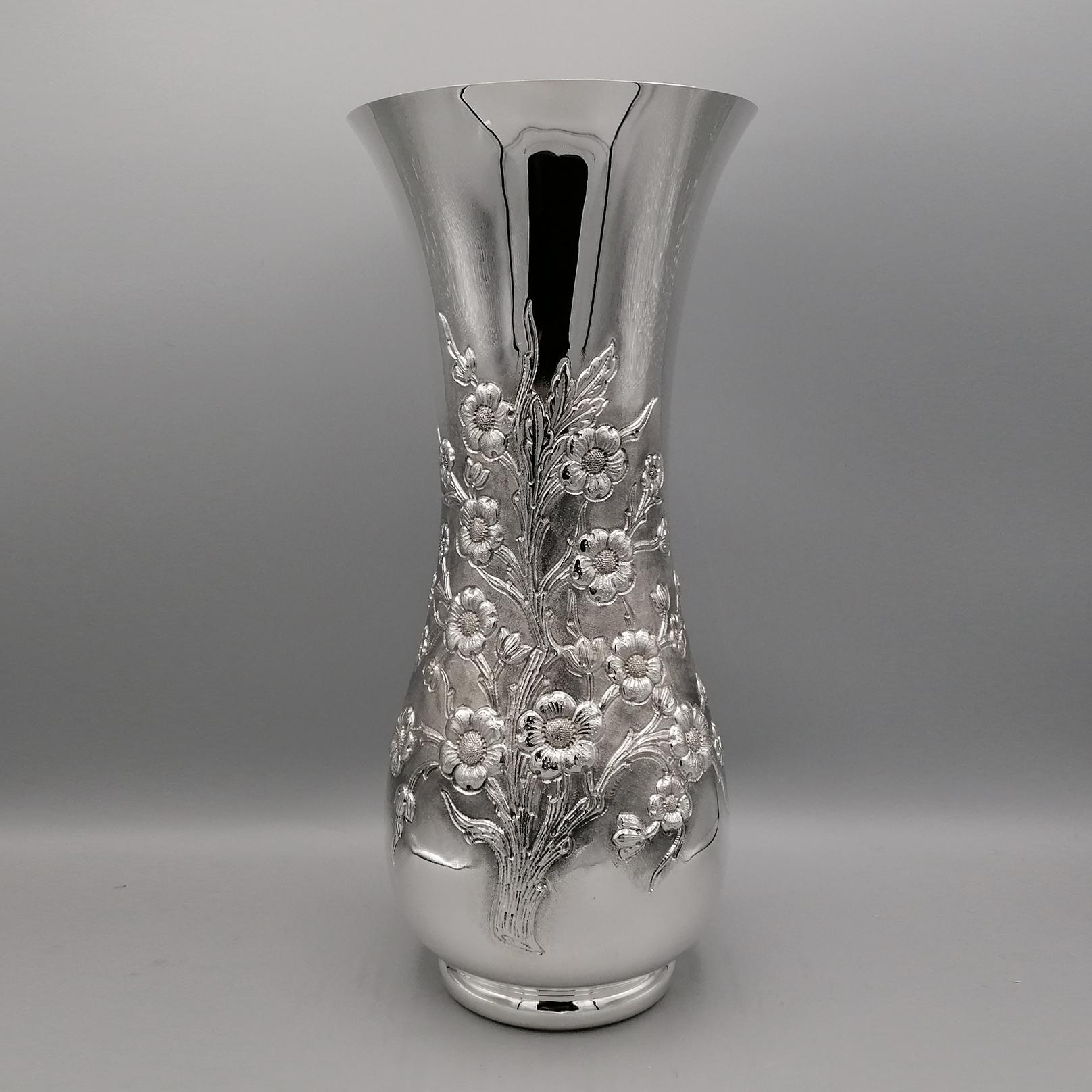 Sterling silver vase with a sinuous and classic shape.
The vase was made from a 925 silver plate and subsequently embossed with a design depicting a flowering branch.
The very fine chiseling was finished with a burin and engraved. a knurling was