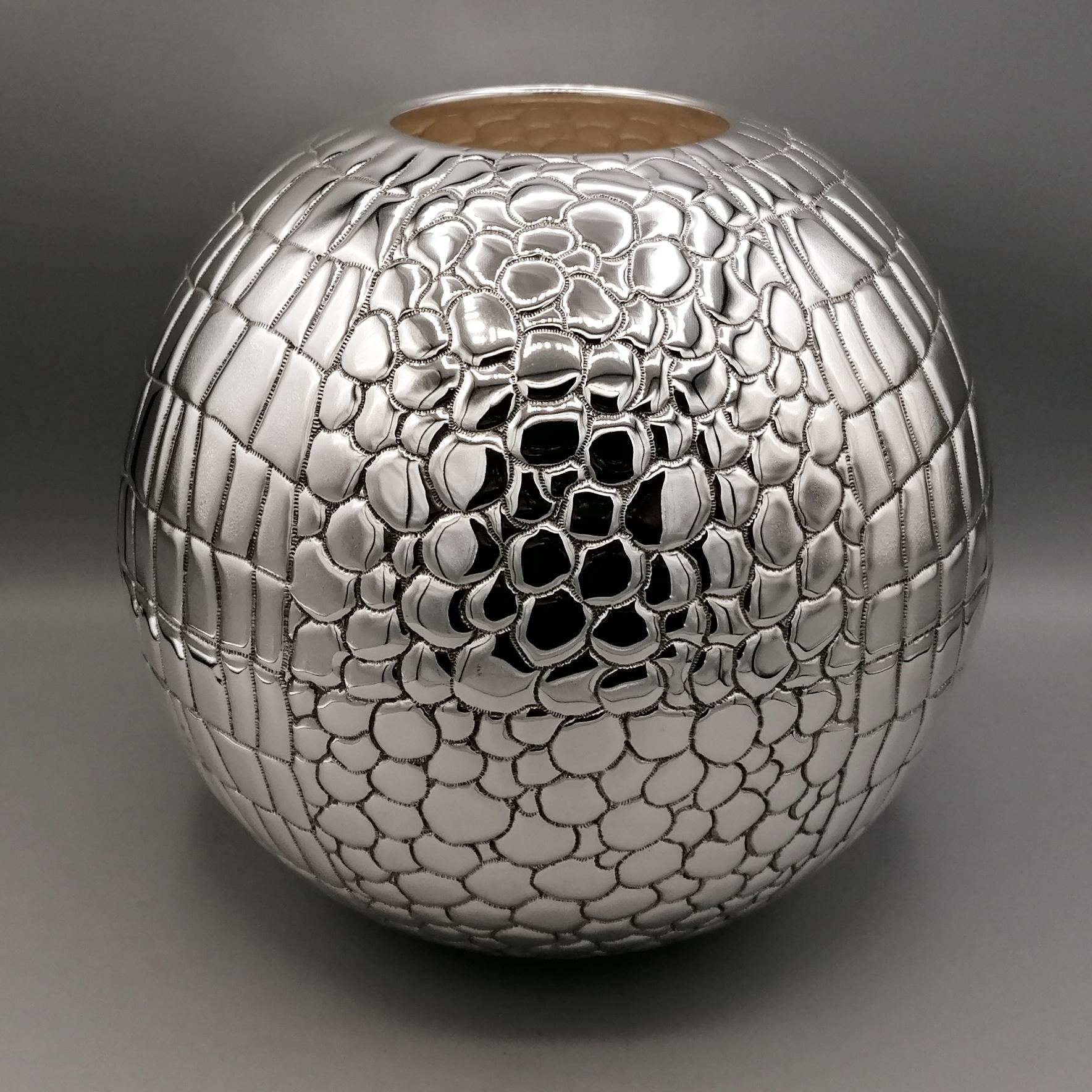 Spherical shaped sterling silver vase. The large diameter of the vase allows you to have a large opening to insert the flowers. The diameter of the 