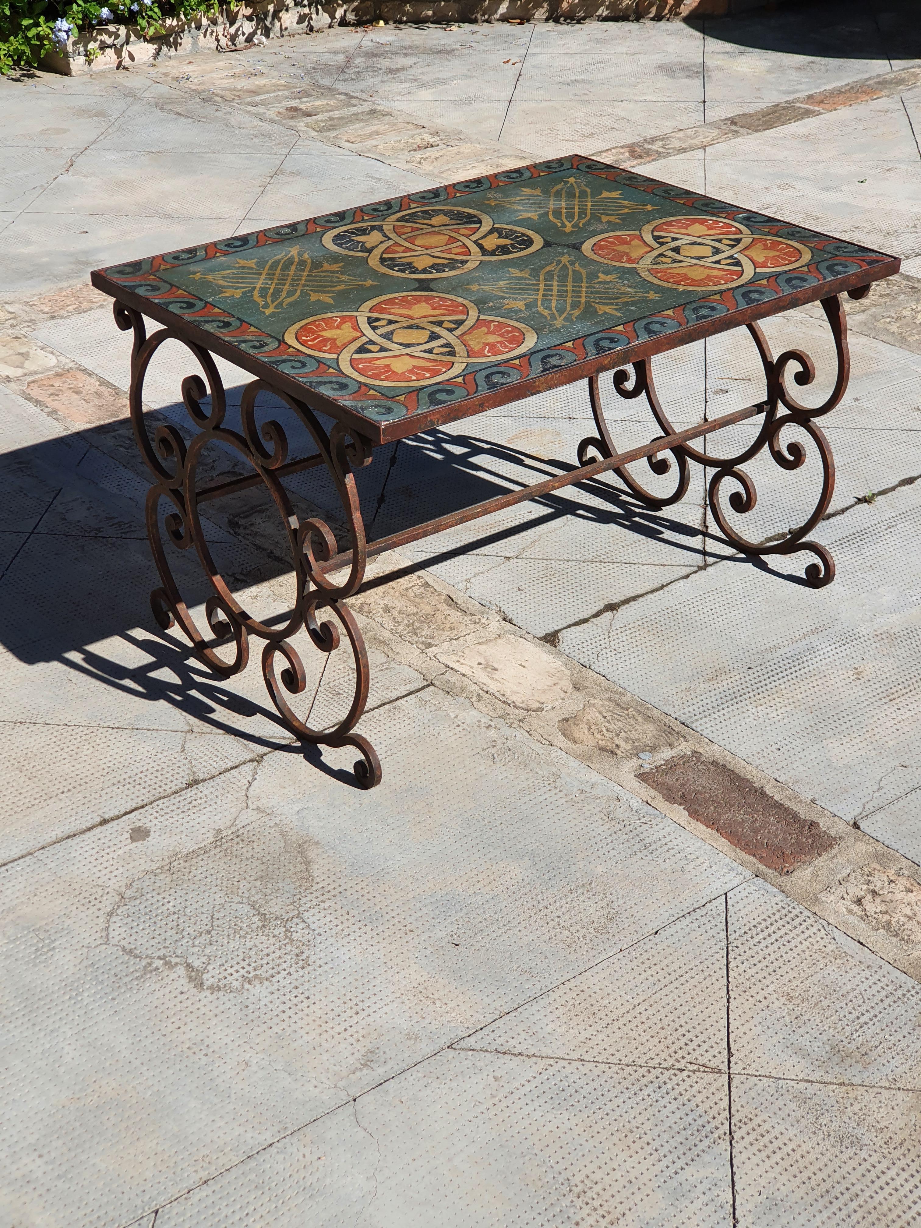 Belle table basse fabriquée à la main en fer forgé et en bois peint. Splendide exemple de l'artisanat florentin. Le dessus est peint à la main dans le style Renaissance.
La Casa d' Arte G. Paoletti travaille depuis 1900 à la création d'accessoires