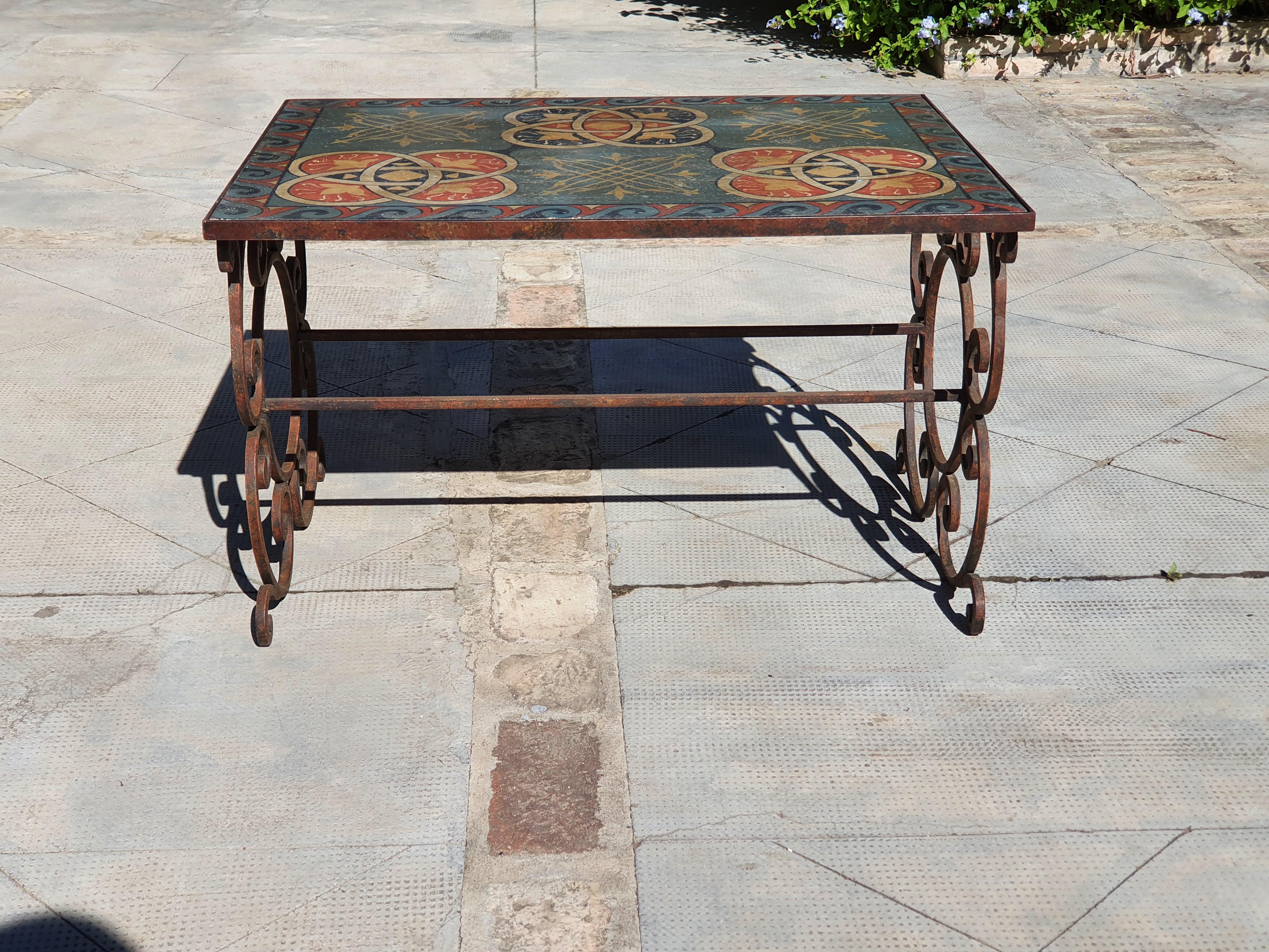 Couchtisch aus italienischem Schmiedeeisen und handbemaltem Holz des 21. Jahrhunderts, 2010 (Renaissance) im Angebot
