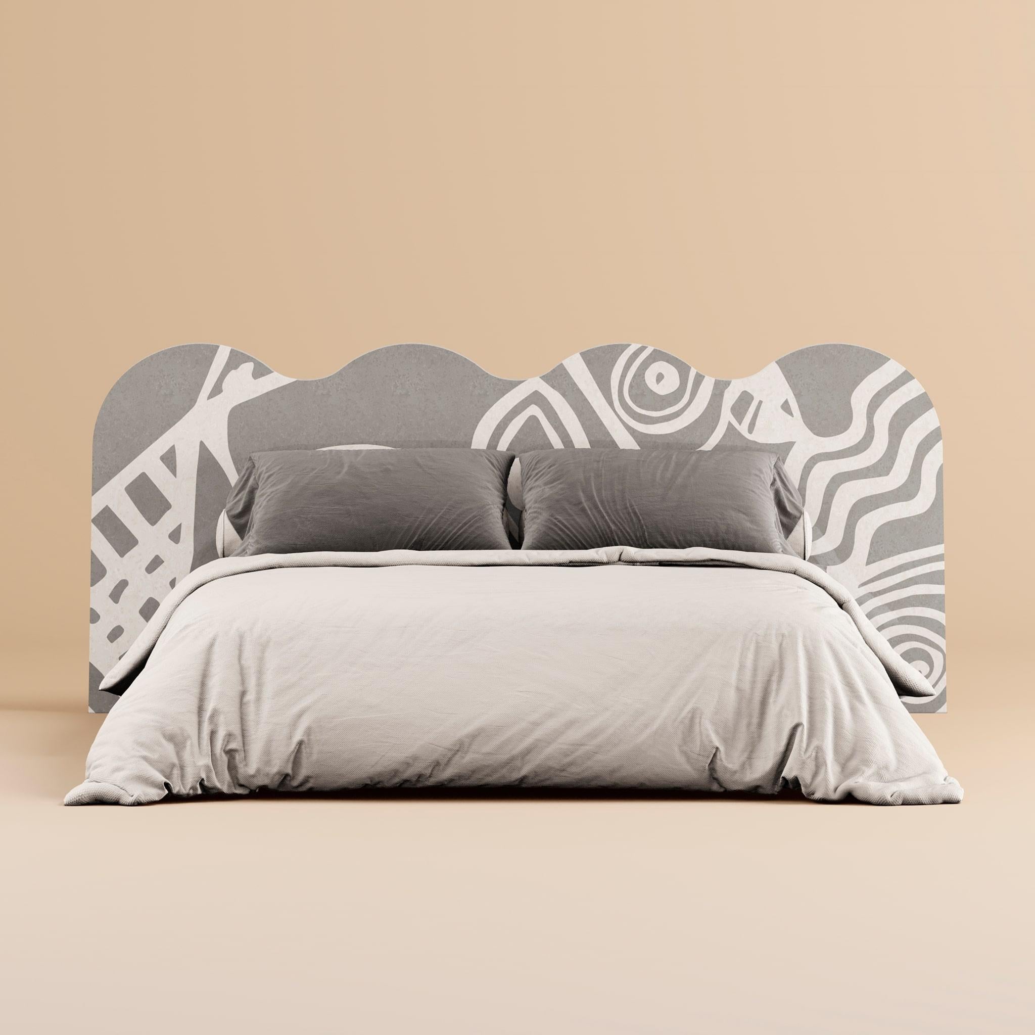 Hand-Crafted 21th Century Mid-Century Modern Bed in Grey & White Wave Shape Wood Headboard For Sale