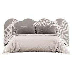 21th Century Mid-Century Modern Bed in Grey & White Wave Shape Wood Headboard
