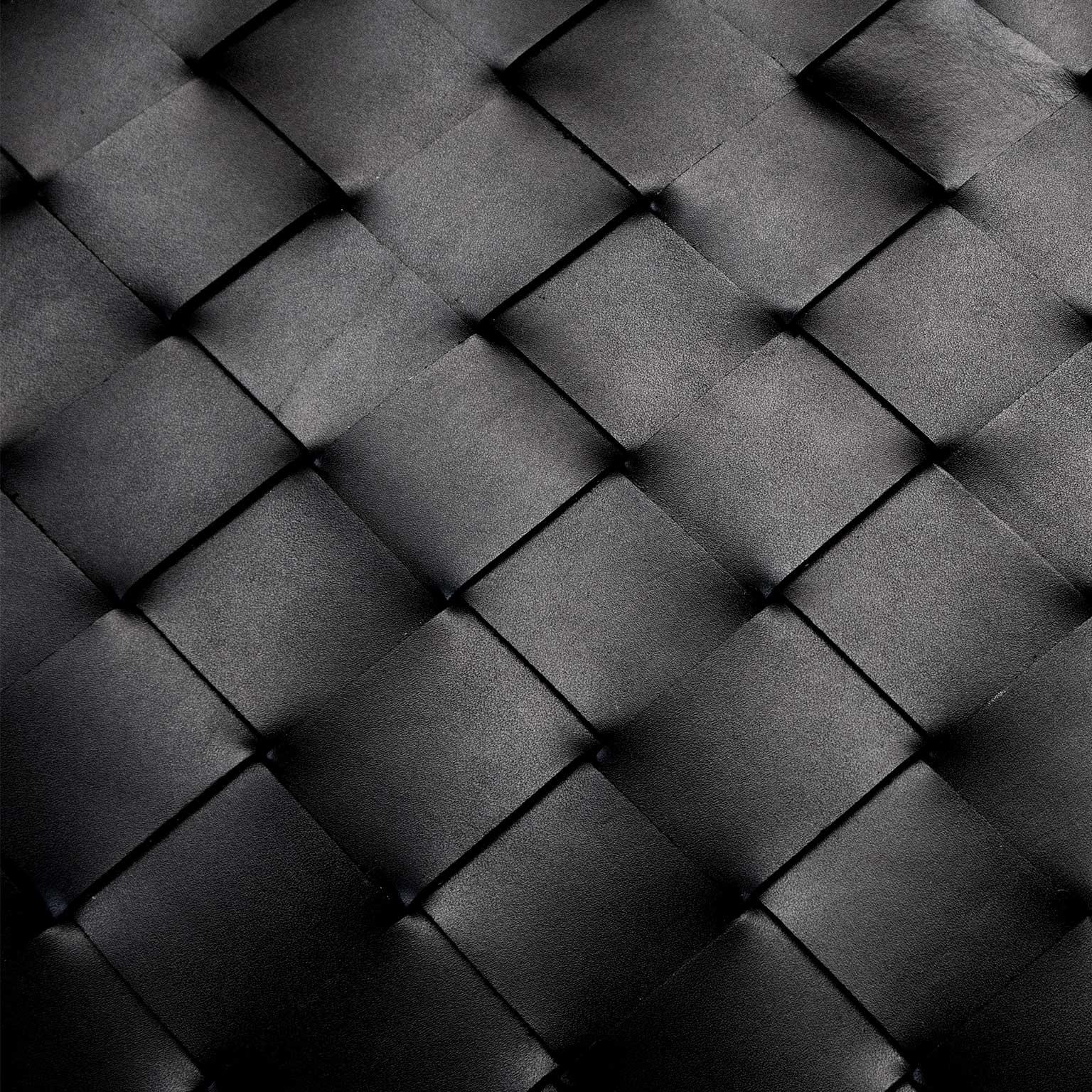 Moderne schwarze geflochtene Lederbank mit Wildlederarmen und polierten Messingbeinen (Poliert) im Angebot