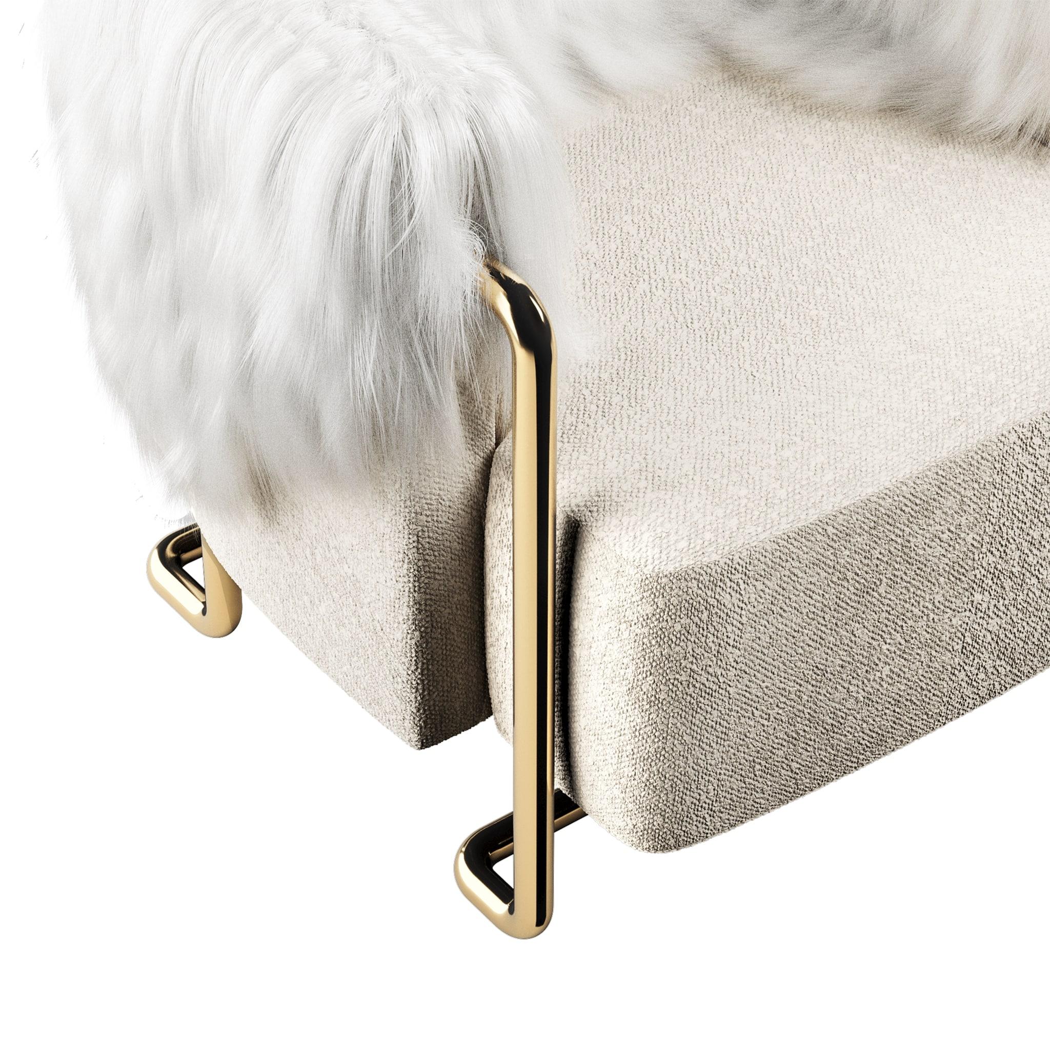 21st Century Modern Cream Bouclé Armchair Back in Fur, Polished Brass Legs (Portugiesisch) im Angebot