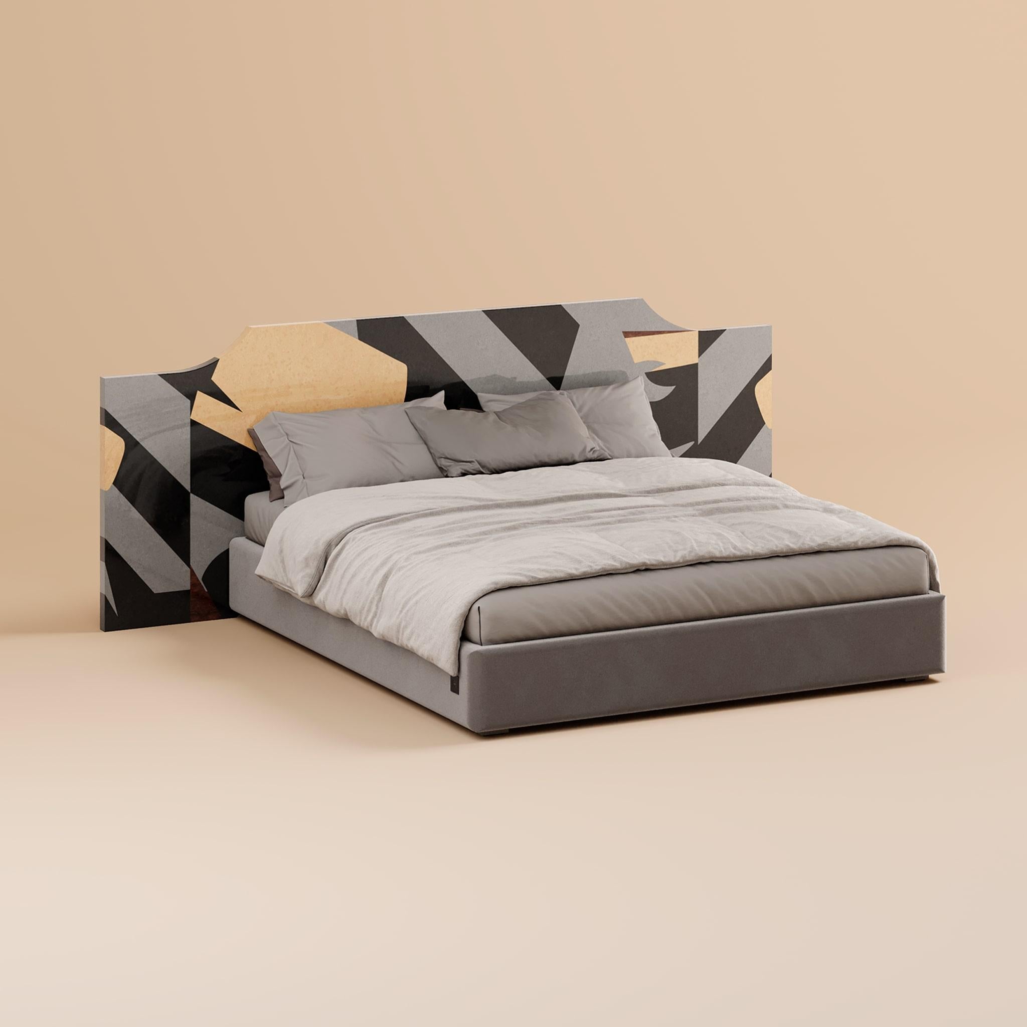 La Cama Kiruna redefine la elegancia moderna con su exclusivo patrón de marquetería gráfica y sus cálidos tonos de madera. Combinando a la perfección elementos clásicos y contemporáneos, esta cama está diseñada para ser la pieza central de la