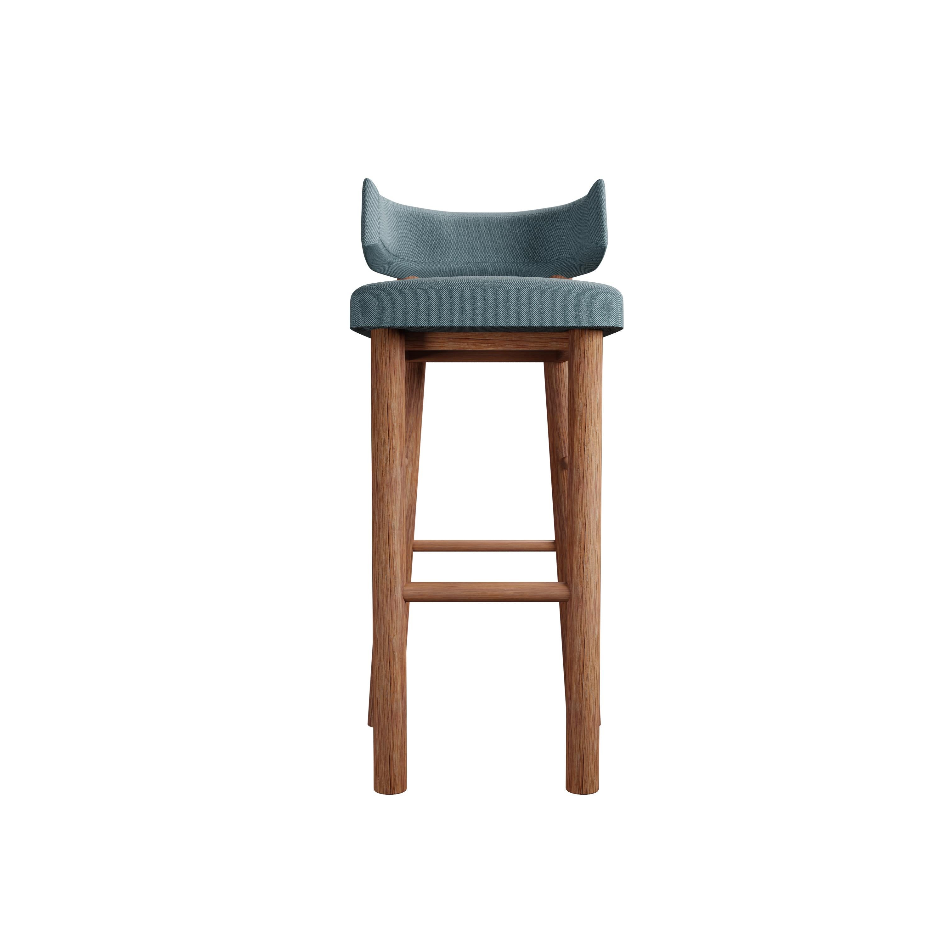Voici notre ligne Moss, au design intemporel et au cadre en bois robuste. Fabriquées en bois de haute qualité, ces chaises sont conçues pour durer et offrent à la fois confort et style. Disponibles dans une variété de finitions et d'options de