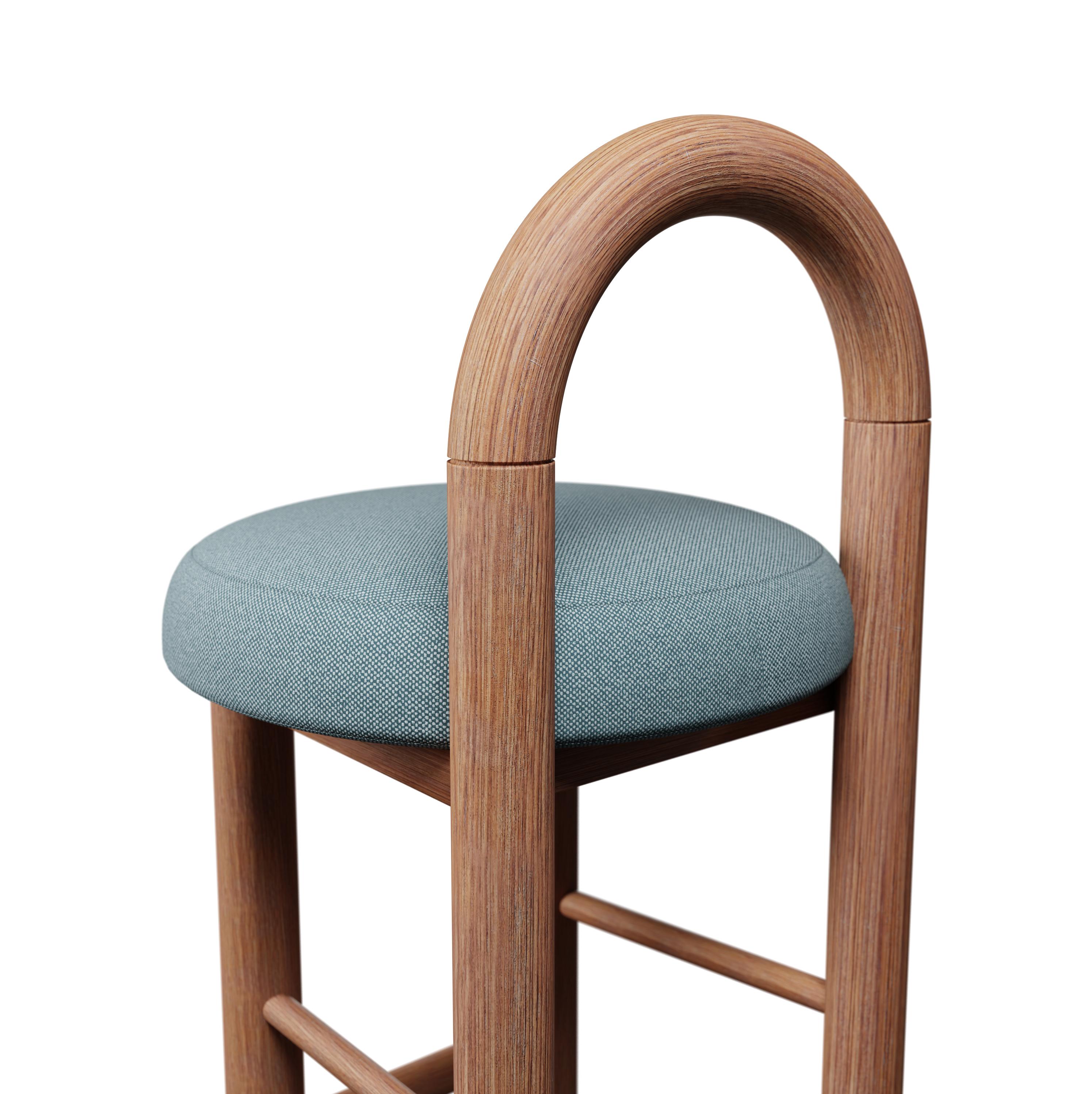 Moss Barhocker U aus dem 21. Jahrhundert in blauem, schlichtem Webstoff, handgefertigt von Murmurio (21. Jahrhundert und zeitgenössisch) im Angebot