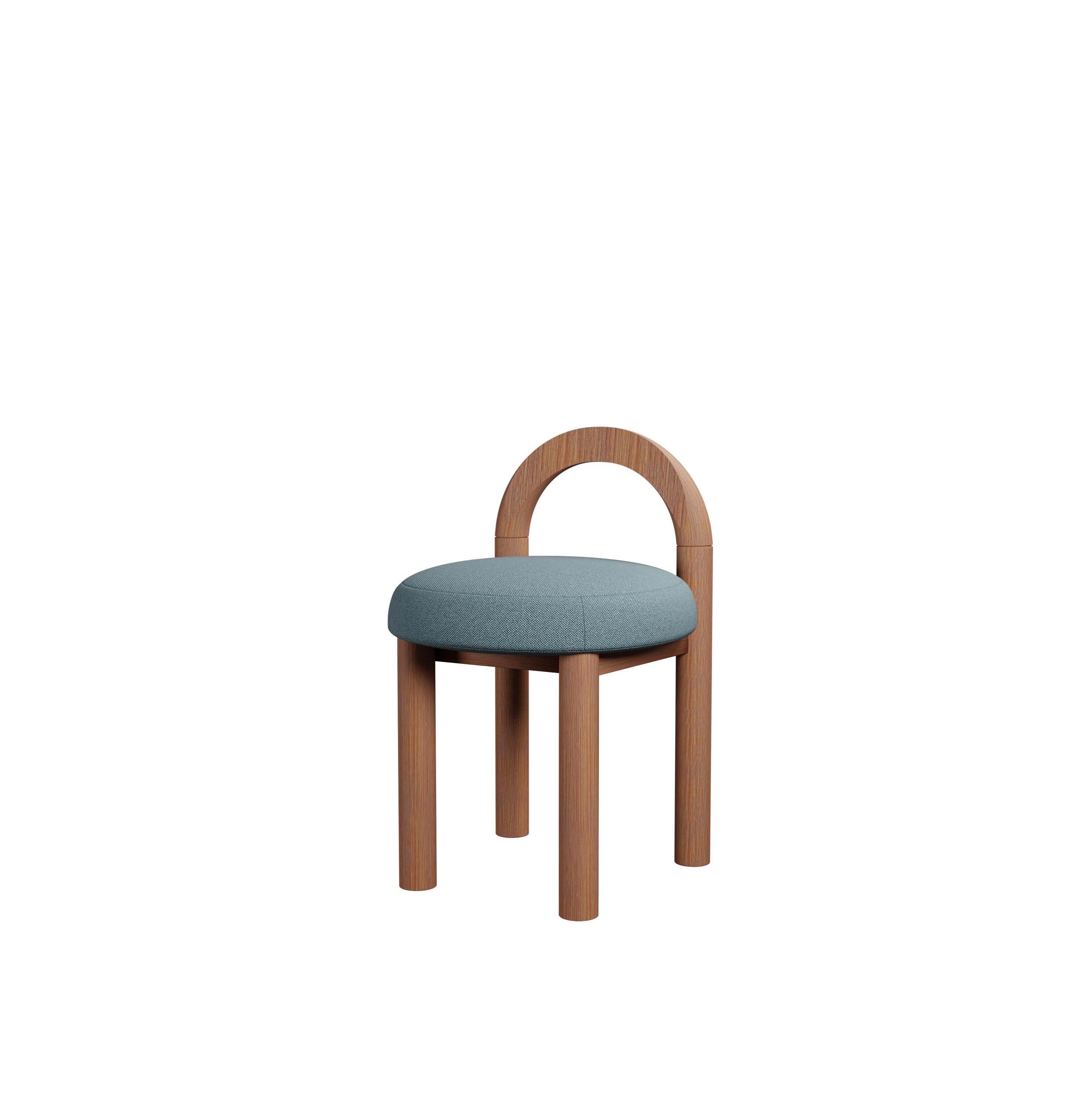 Voici notre ligne Moss, au design intemporel et au cadre en bois robuste. Fabriquées en bois de haute qualité, ces chaises sont conçues pour durer et offrent à la fois confort et style. Disponibles dans une variété de finitions et d'options de