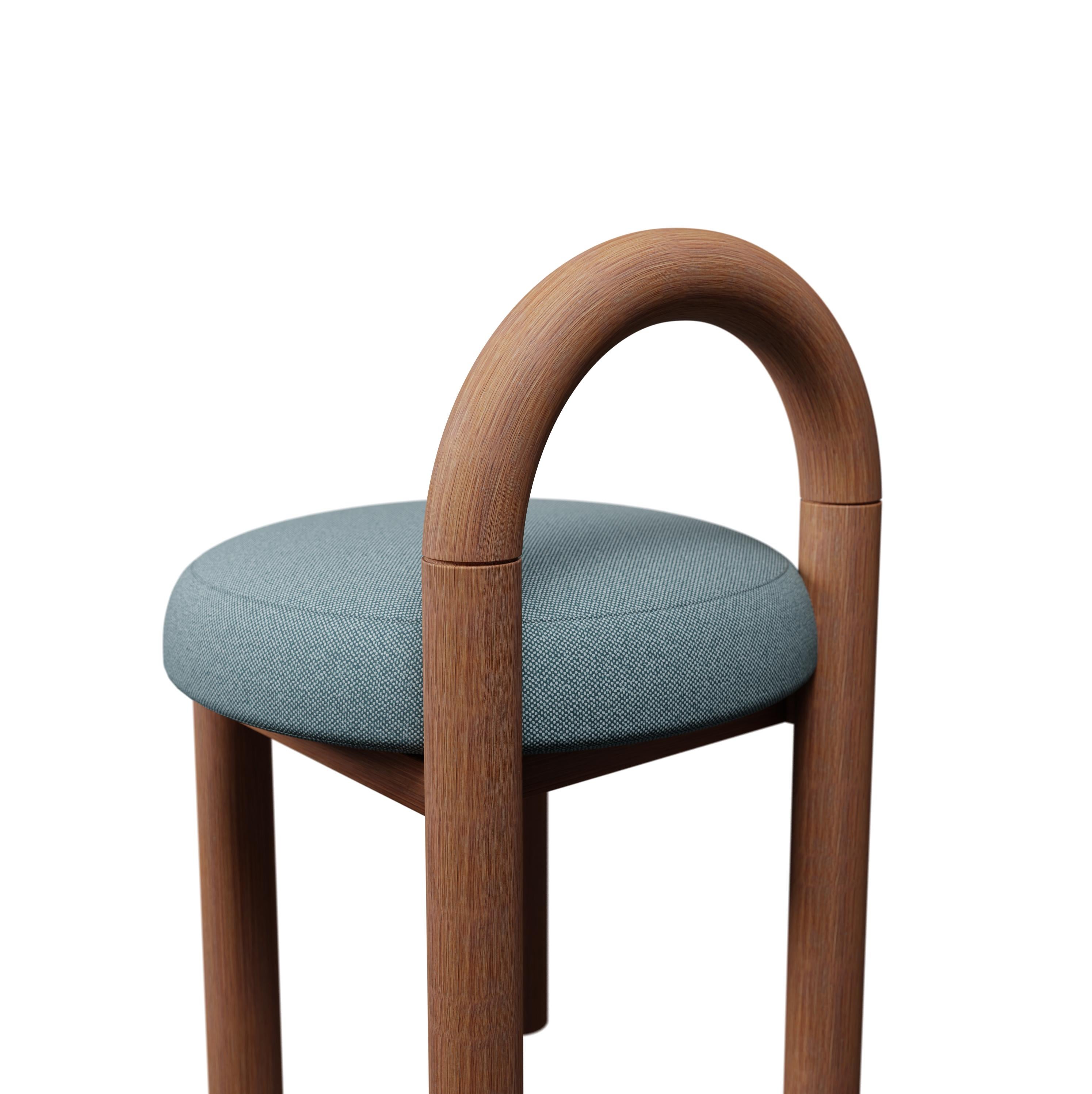 Tissu Tabouret U du 21e siècle en tissu bleu à tissage uni, fabriqué à la main par Murmurio en vente