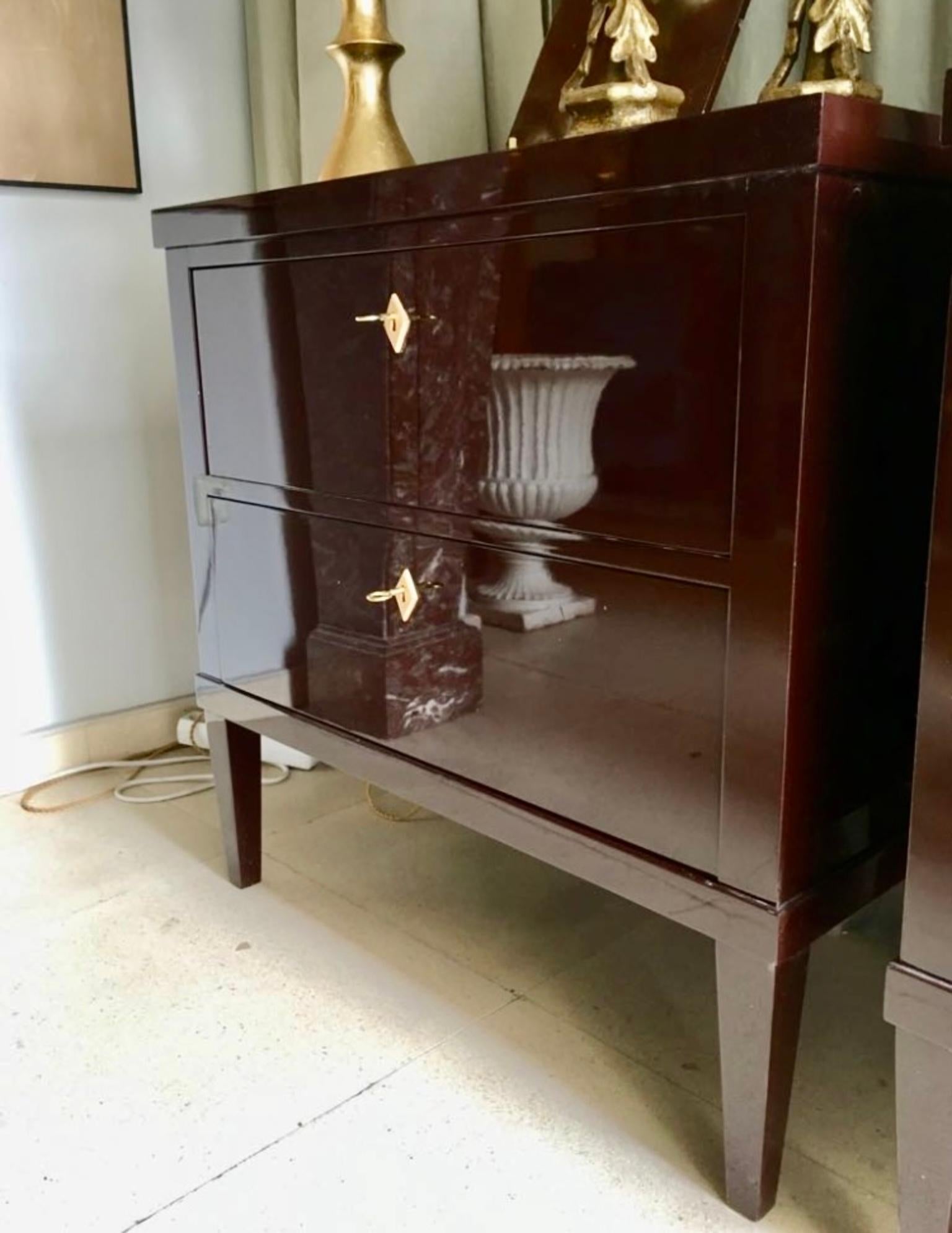 21st Century Pair of Garnet Lacquered Bierdemeier Style Commodes or Nightstands For Sale 4